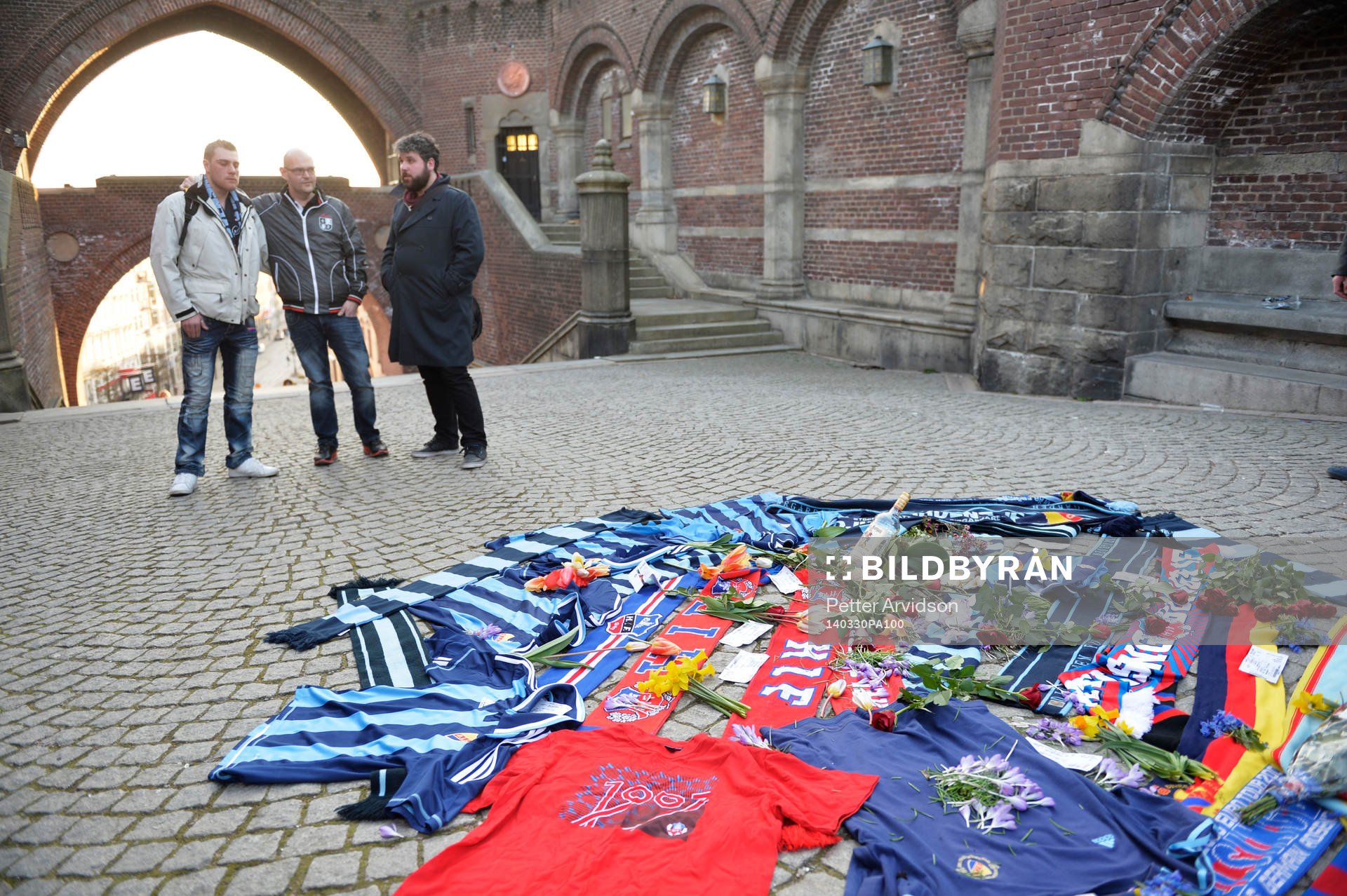 Djurgårdens och Helsingborgs supportrar har lagt tröjor