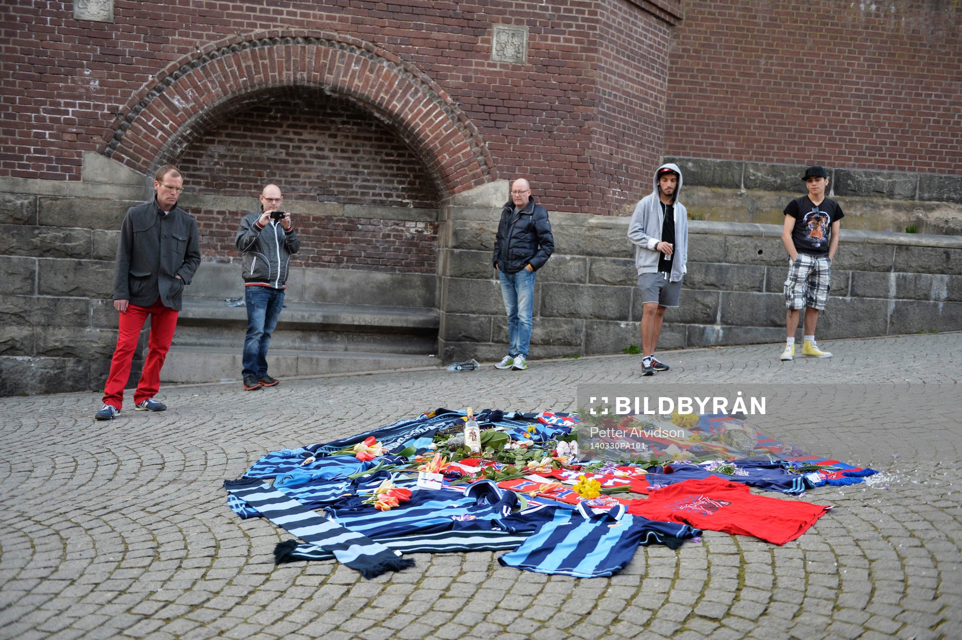 Djurgårdens och Helsingborgs supportrar har lagt tröjor