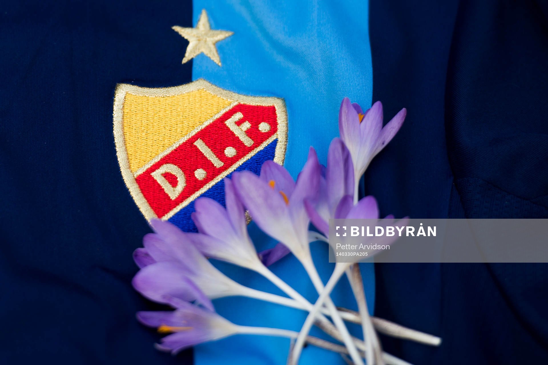 Djurgården emblem och blommor vid
