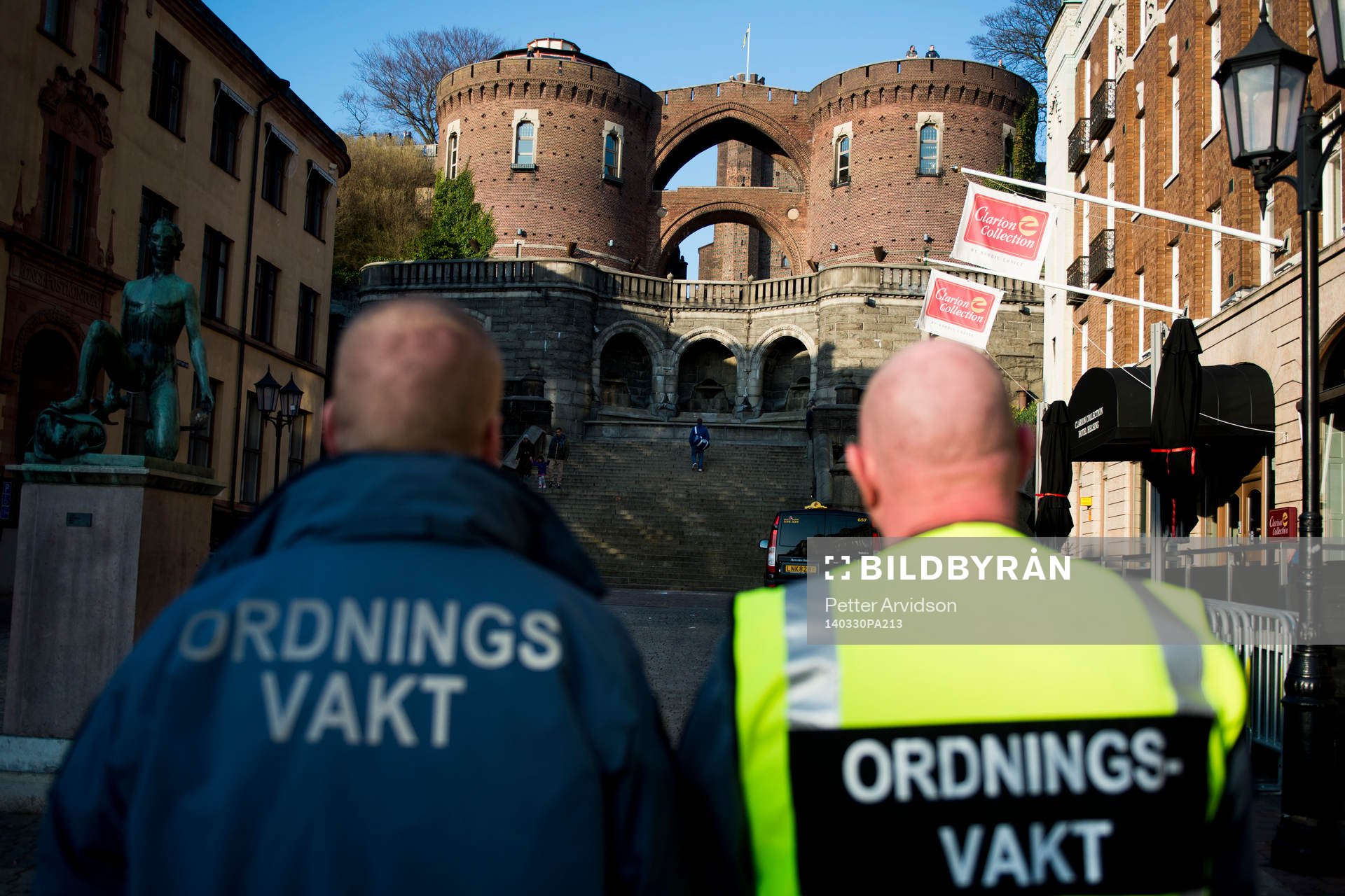 Två ordningsvakter framför Kärnan i Helsingborg där