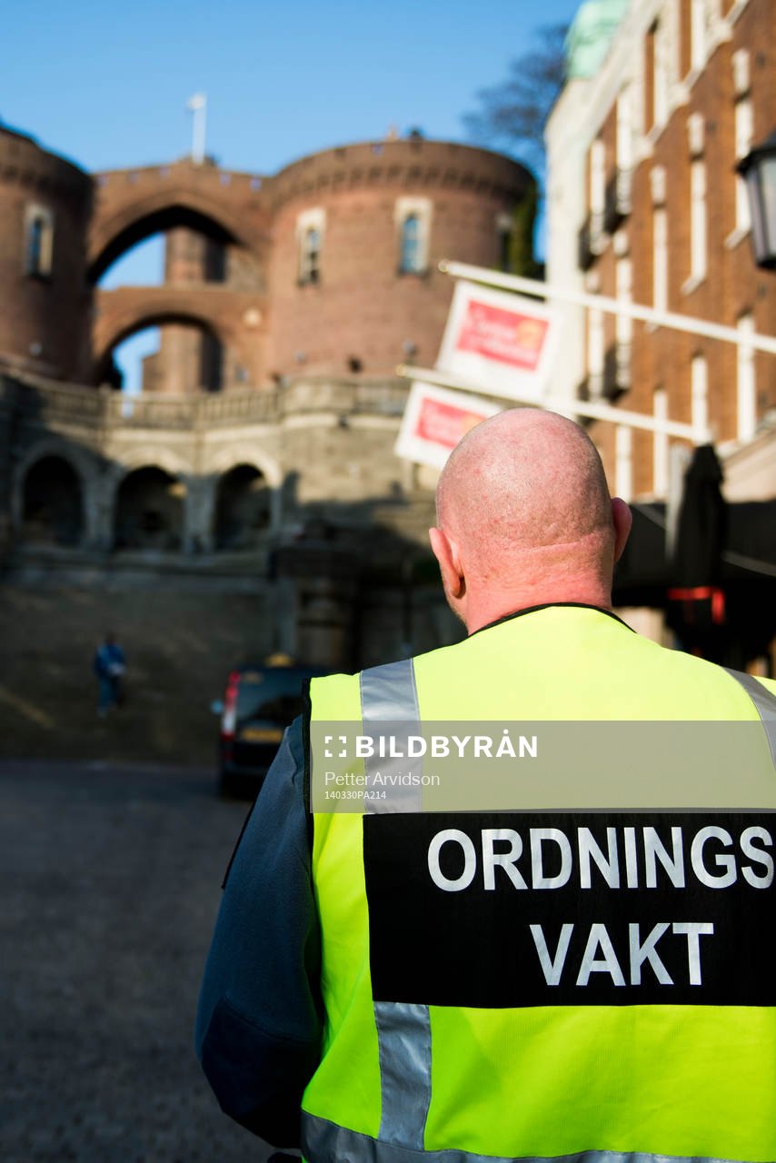 En ordningsvakt framför Kärnan i Helsingborg där mordet