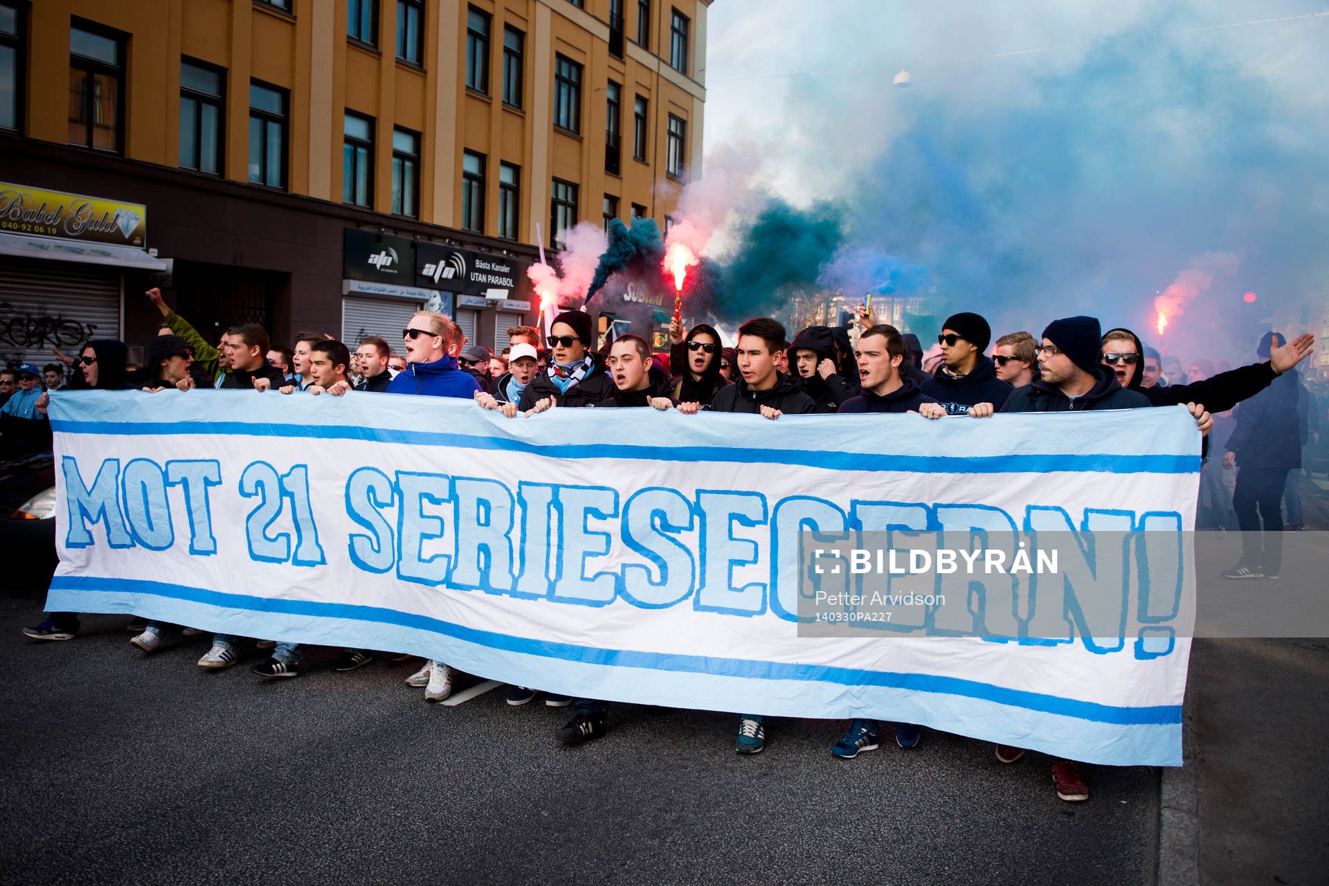Malmösupportrar marscherar mot Swedbank Stadion