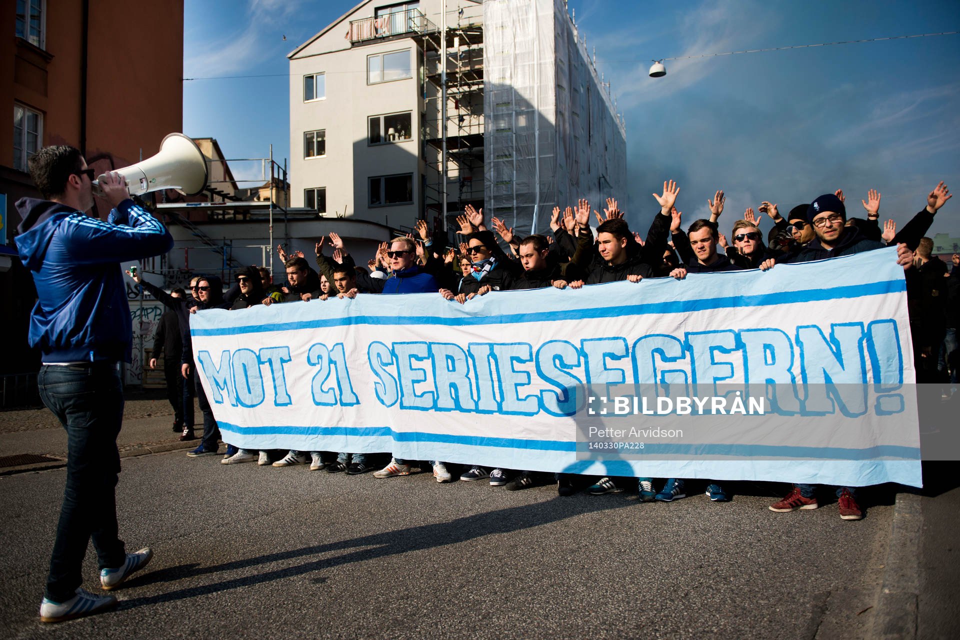Malmösupportrar marscherar mot Swedbank Stadion
