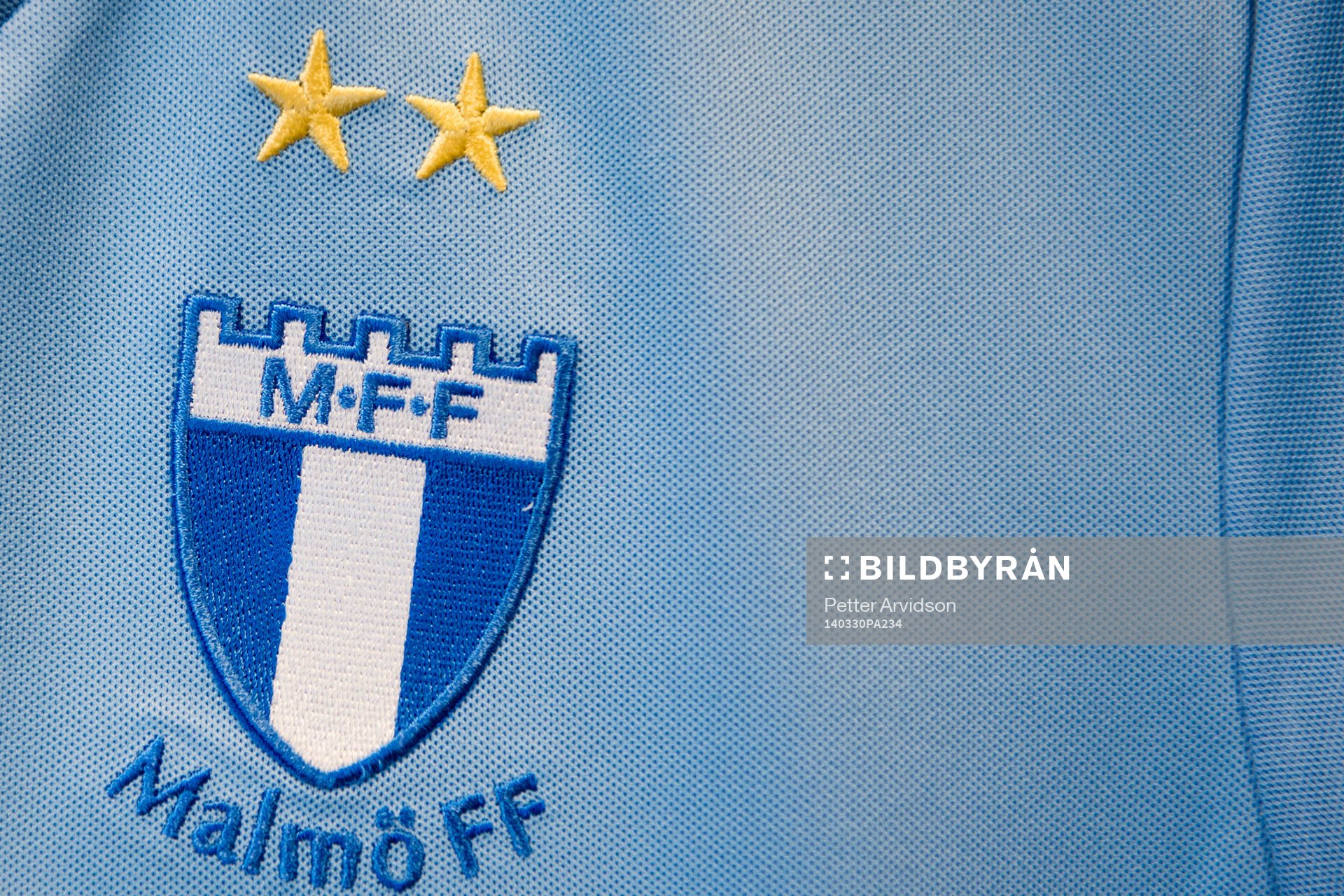 Malmö FF med två stjärnor ovanför emblemet på bröstet