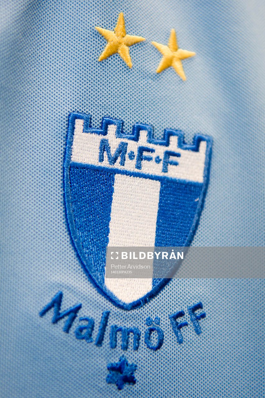 Malmö FF med två stjärnor ovanför emblemet på bröstet