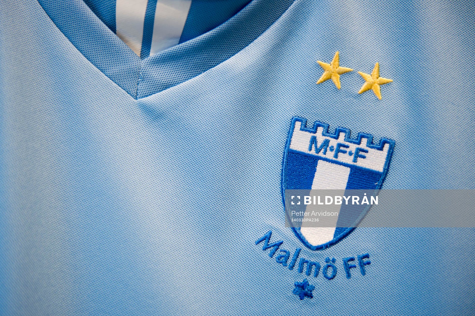 Malmö FF med två stjärnor ovanför emblemet på bröstet