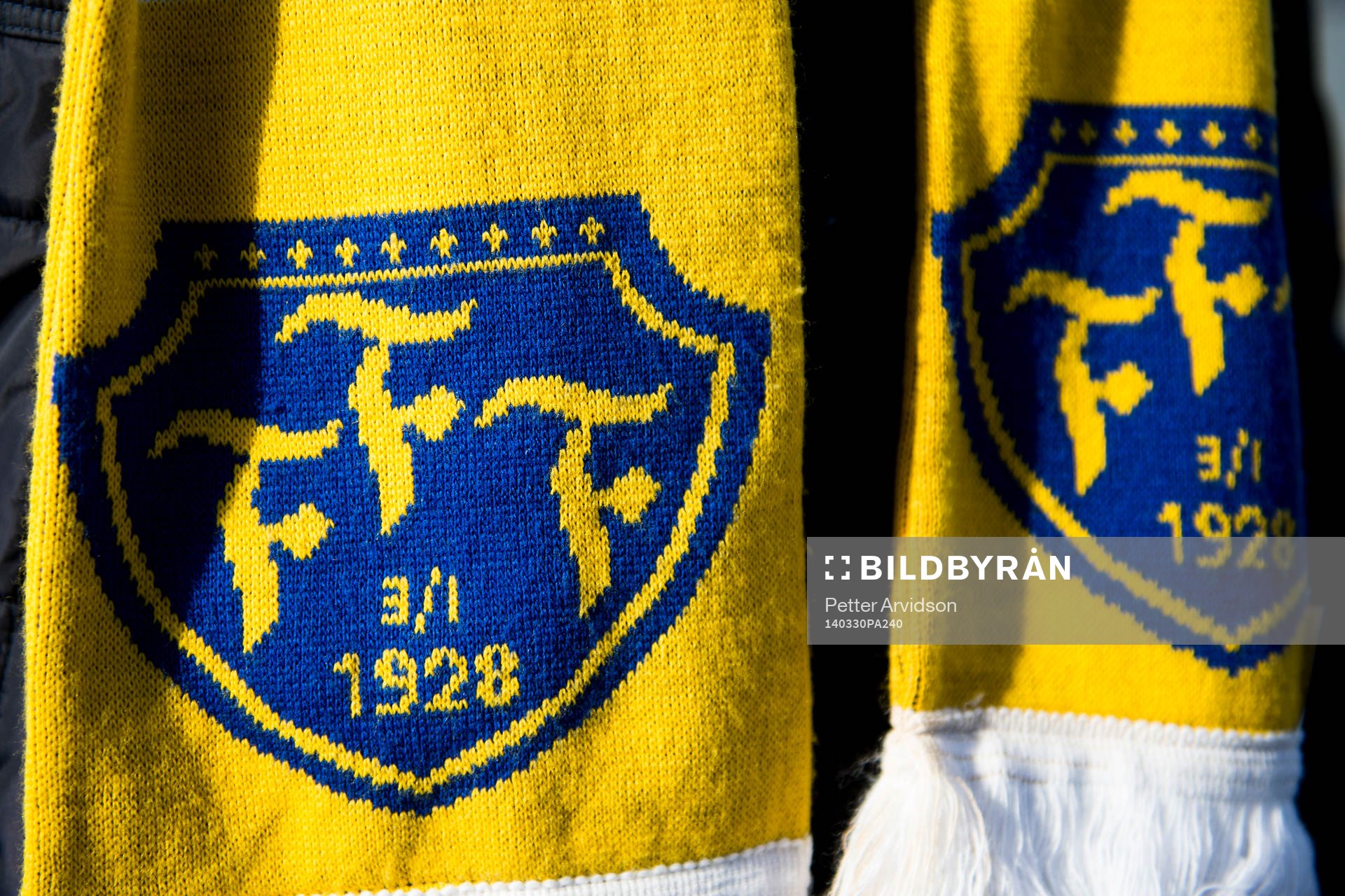 Falkenberg halsduk inför den allsvenska fotbollsmatchen mellan Helsingborg och Djurgården den 30 mars 2014 i Helsingborg.