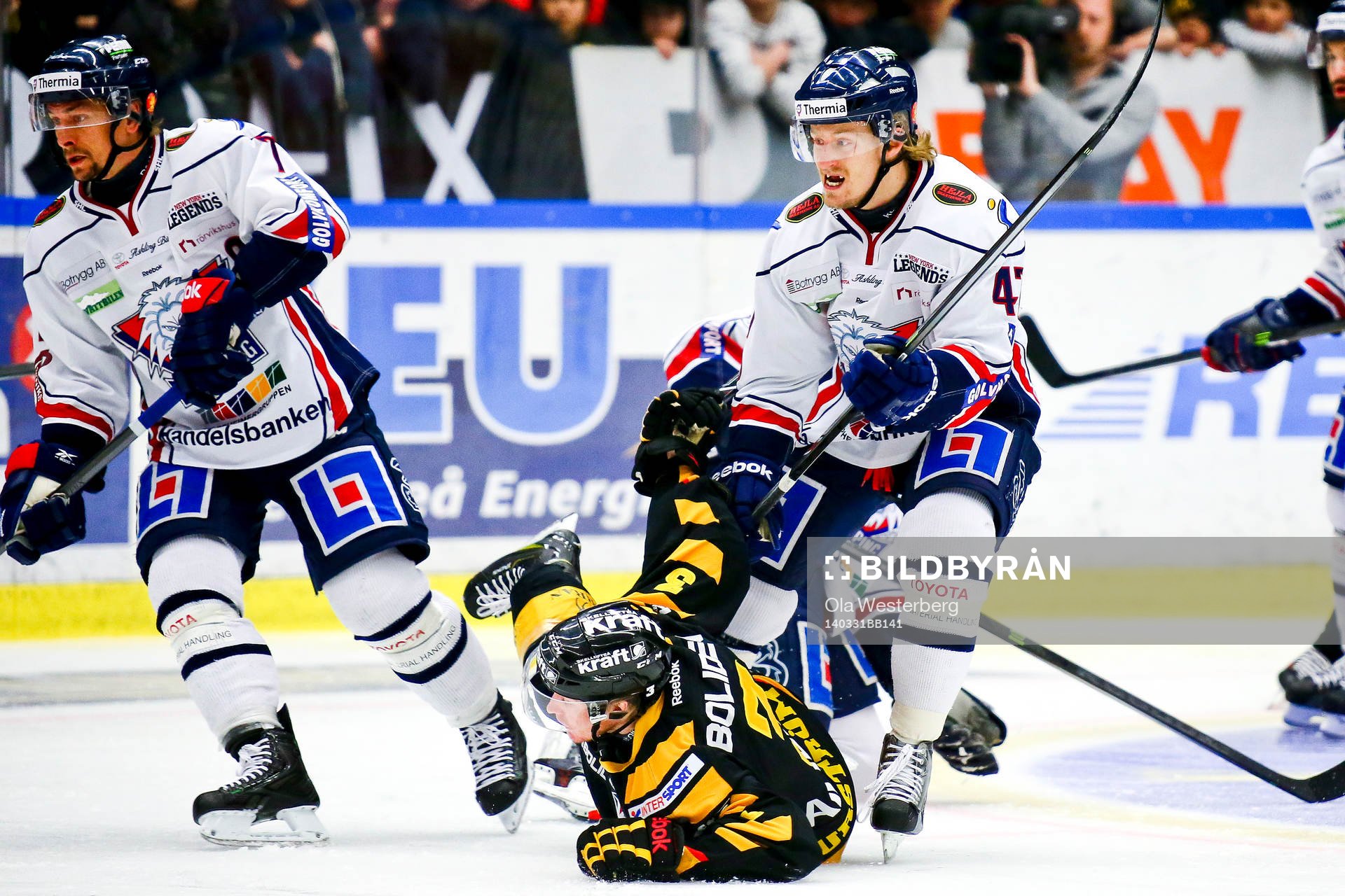 Skellefteås Niclas Burtröm tacklas av Linköpings  Oscar