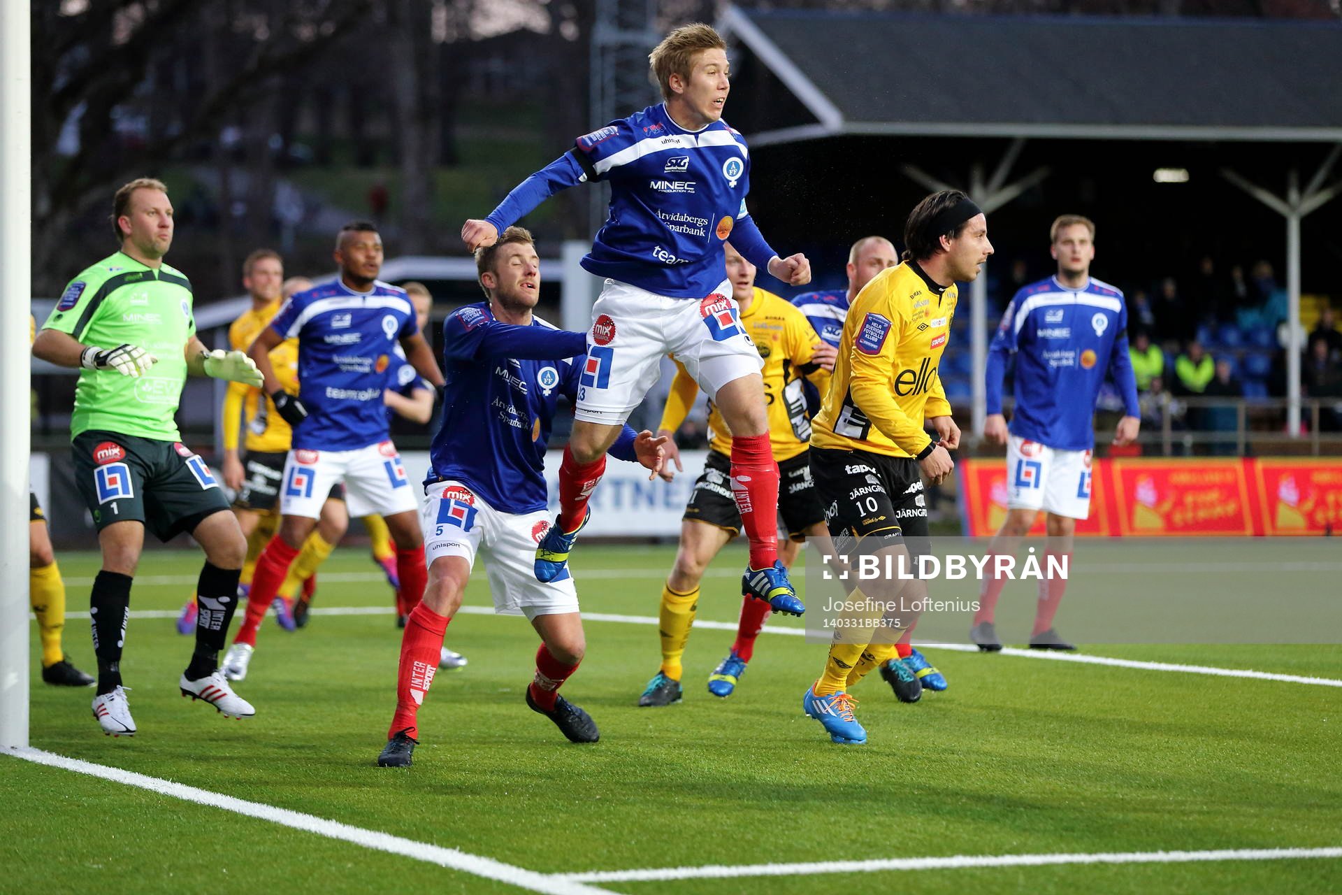 Åtvidabergs Anton Tinnerholm nickar undan bollen vid hörna