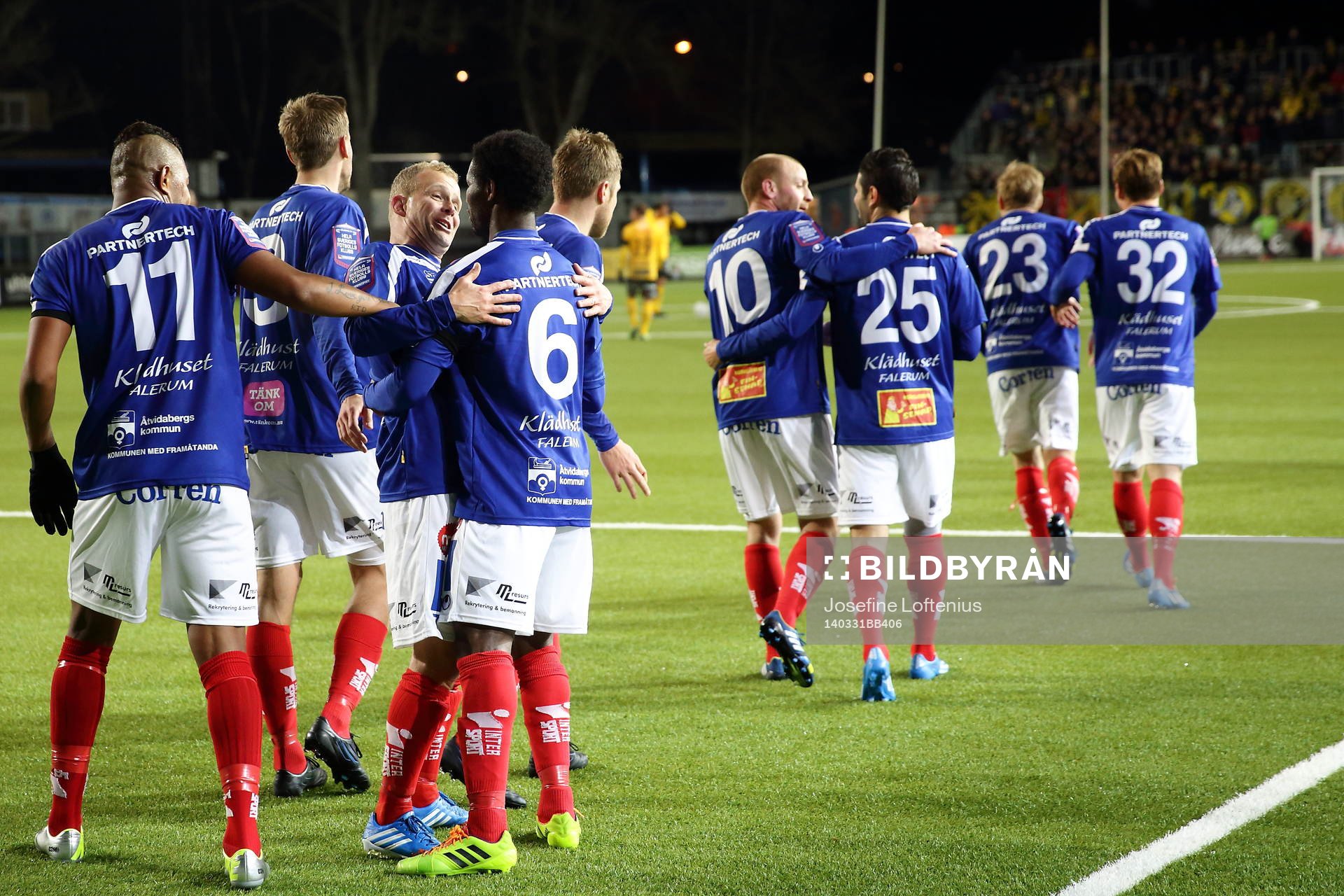 Åtvidaberg jublar och Kristian Bergström kramar om