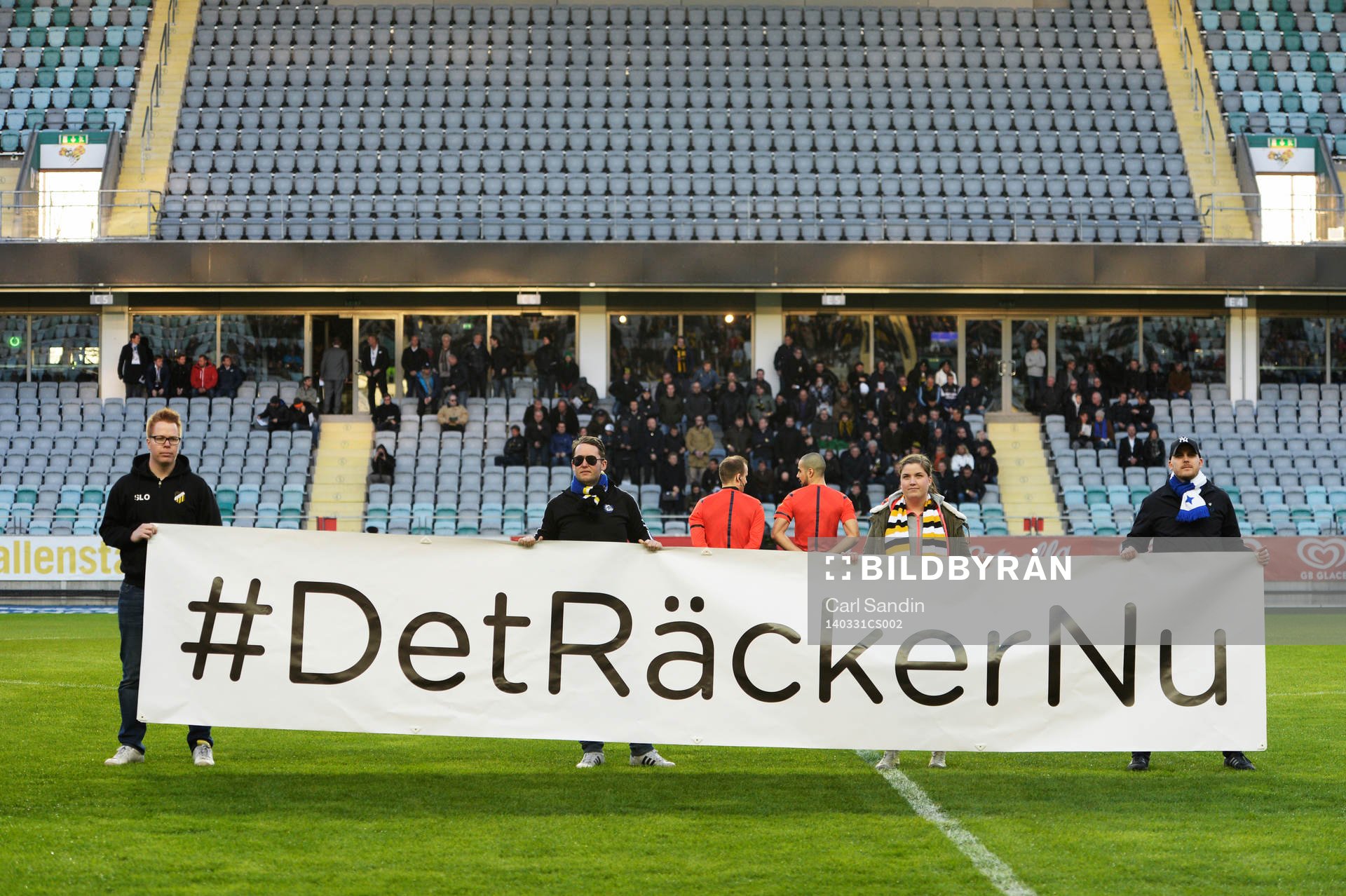 En banderoll med texten Det räcker nu