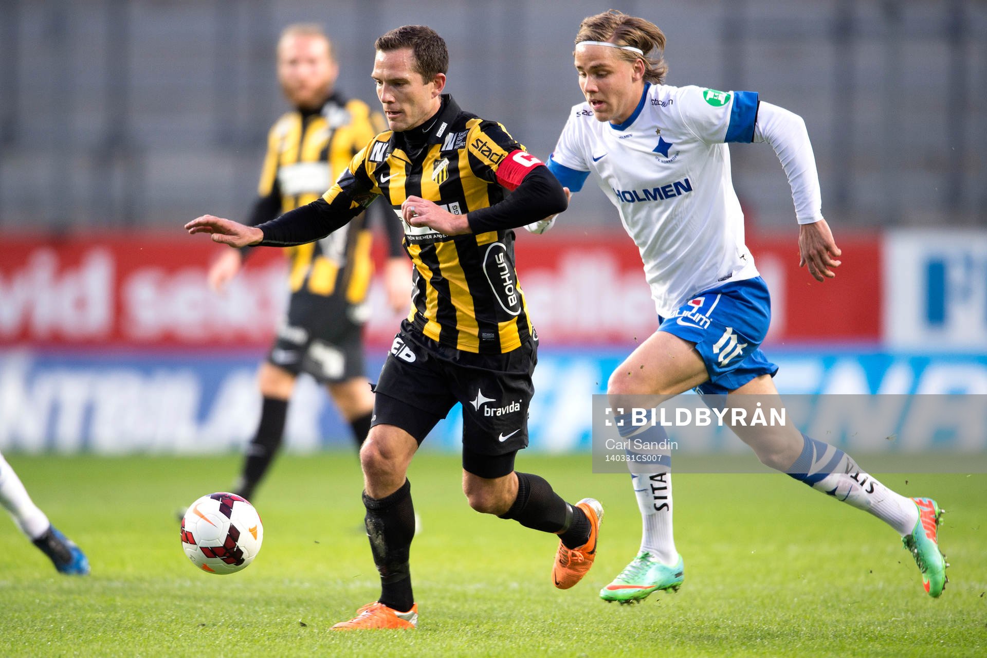 Häckens Martin Ericsson jagas av Norrköpings Christoffer