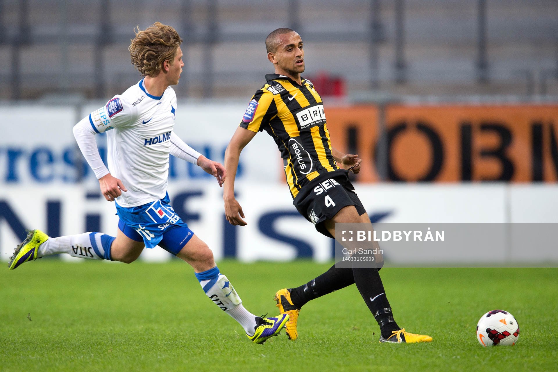 Häckens Walid Atta (h) passar bollen framför Norrköpings