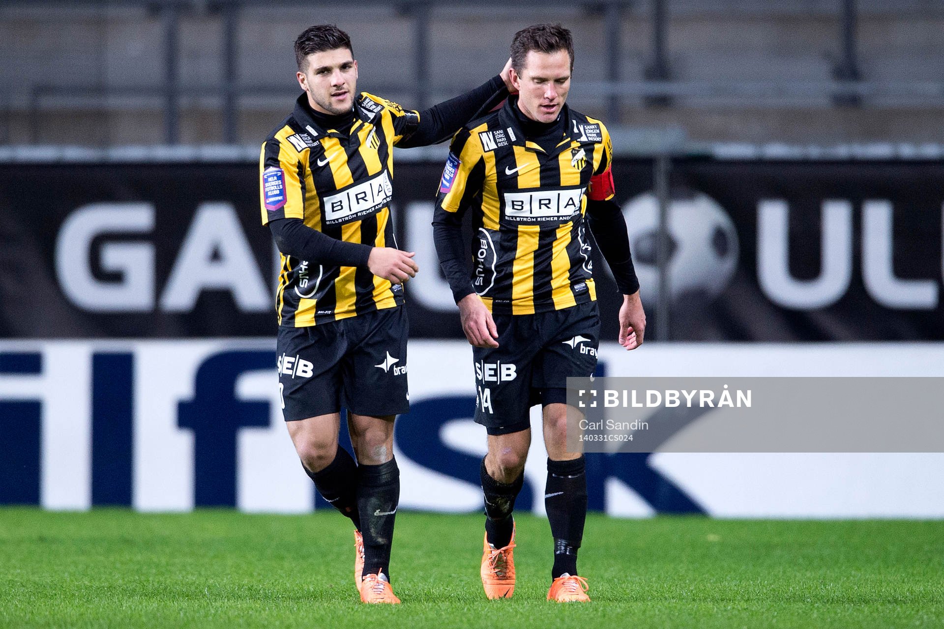 Häckens Moestafa El Kabir och Martin Ericsson firar