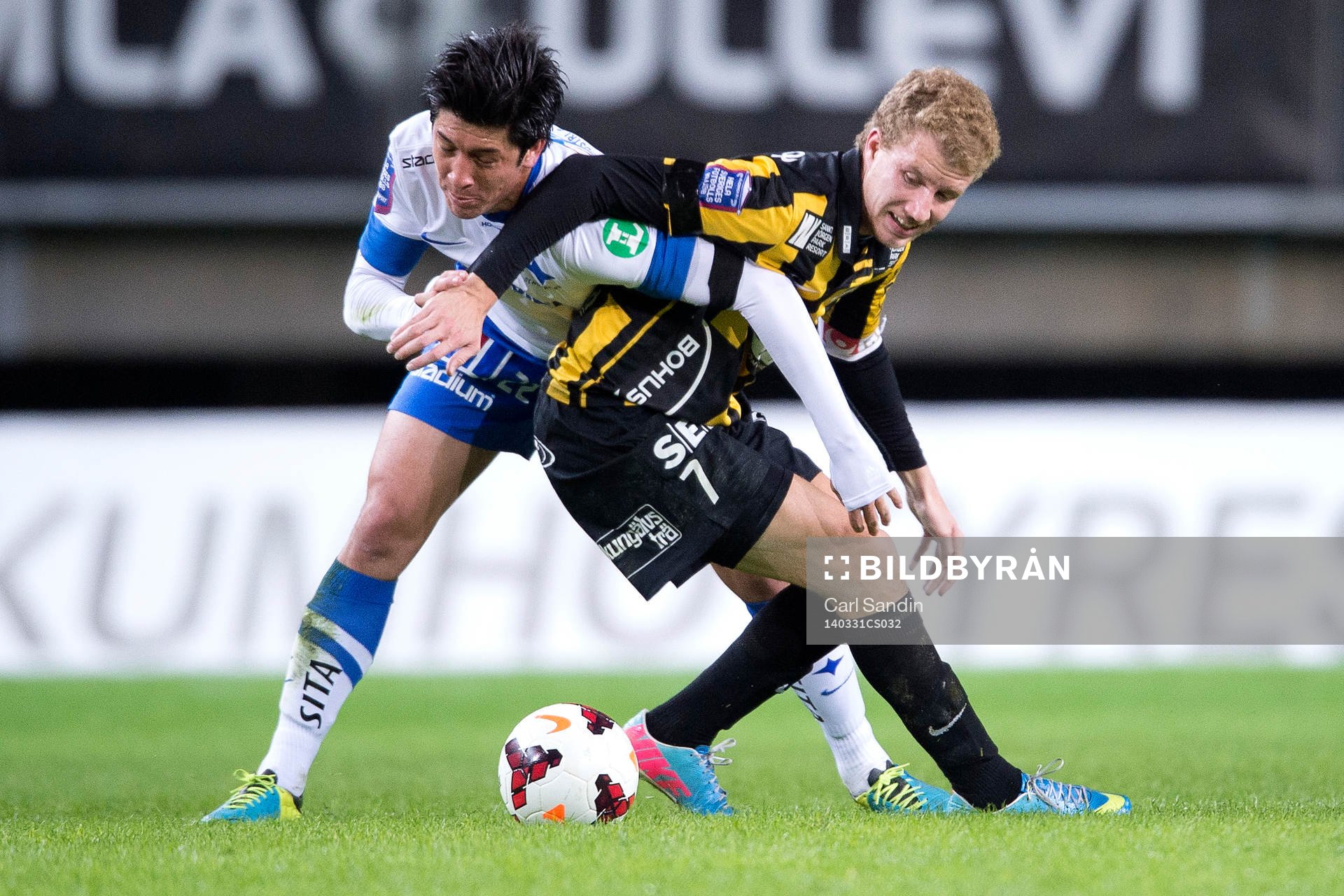 Norrköpings Christopher Meneses Barrantes i närkamp med Häckens Simon Gustafson under fotbollsmatchen i Allsvenskan mellan Häcken och Norrköping den 31 mars 2014.