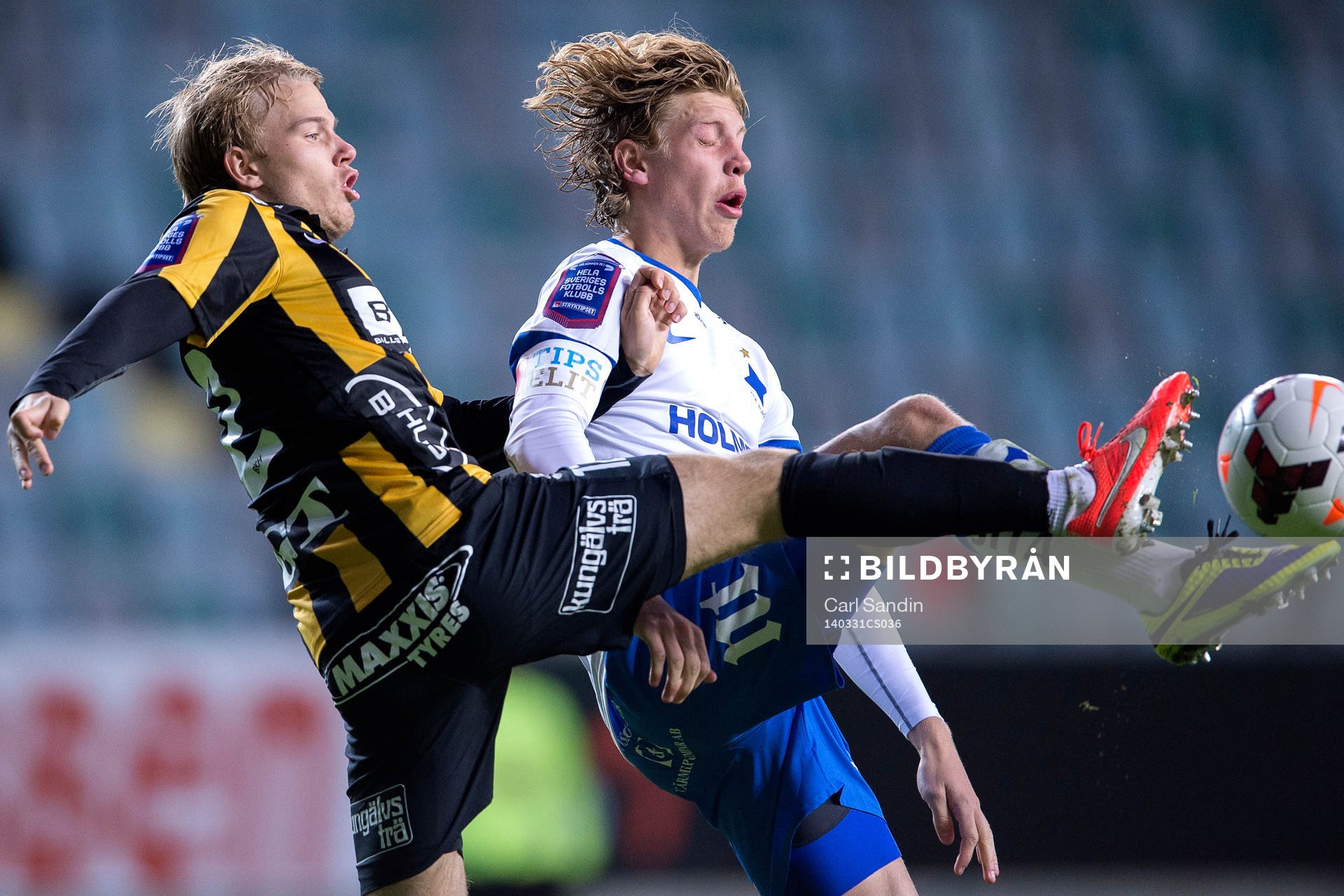 Häckens Oscar Lewicki i närkamp med Norrköpings Alexander Fransson under fotbollsmatchen i Allsvenskan mellan Häcken och Norrköping den 31 mars 2014.