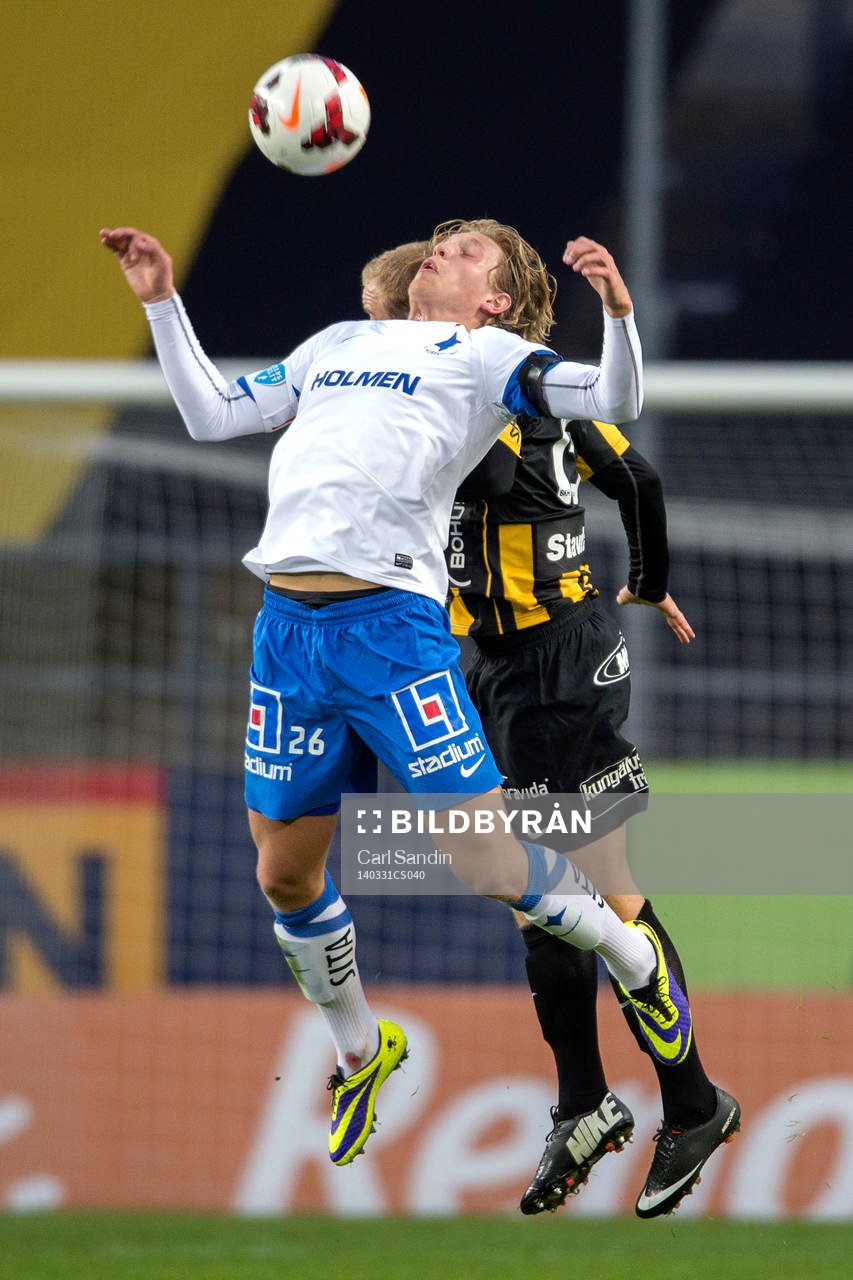 Norrköpings Alexander Fransson får en knuff i ryggen av Häckens David Frölund (vänd från kameran) under fotbollsmatchen i Allsvenskan mellan Häcken och Norrköping den 31 mars 2014.