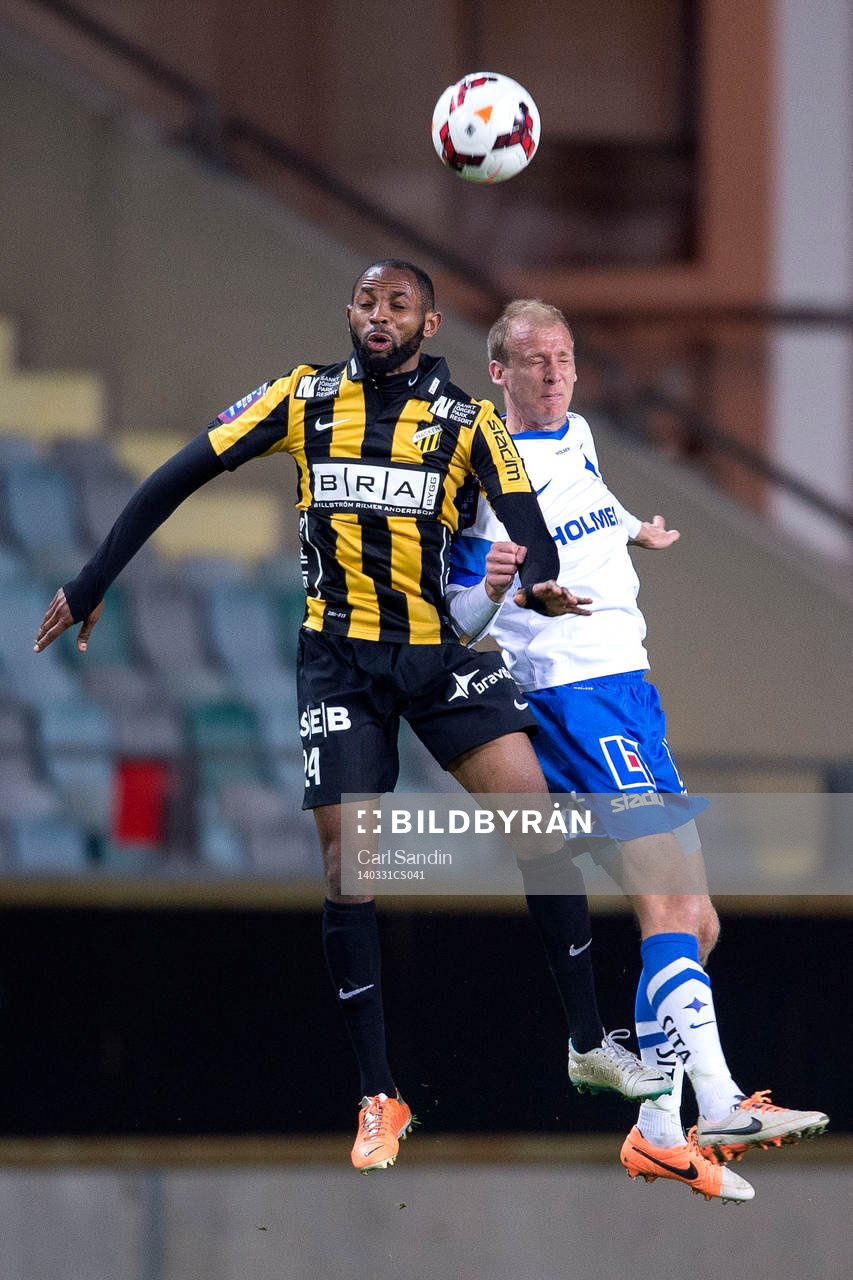 Häckens Rene Makondele i nickduell med Norrköpings Andreas Johansson under fotbollsmatchen i Allsvenskan mellan Häcken och Norrköping den 31 mars 2014.