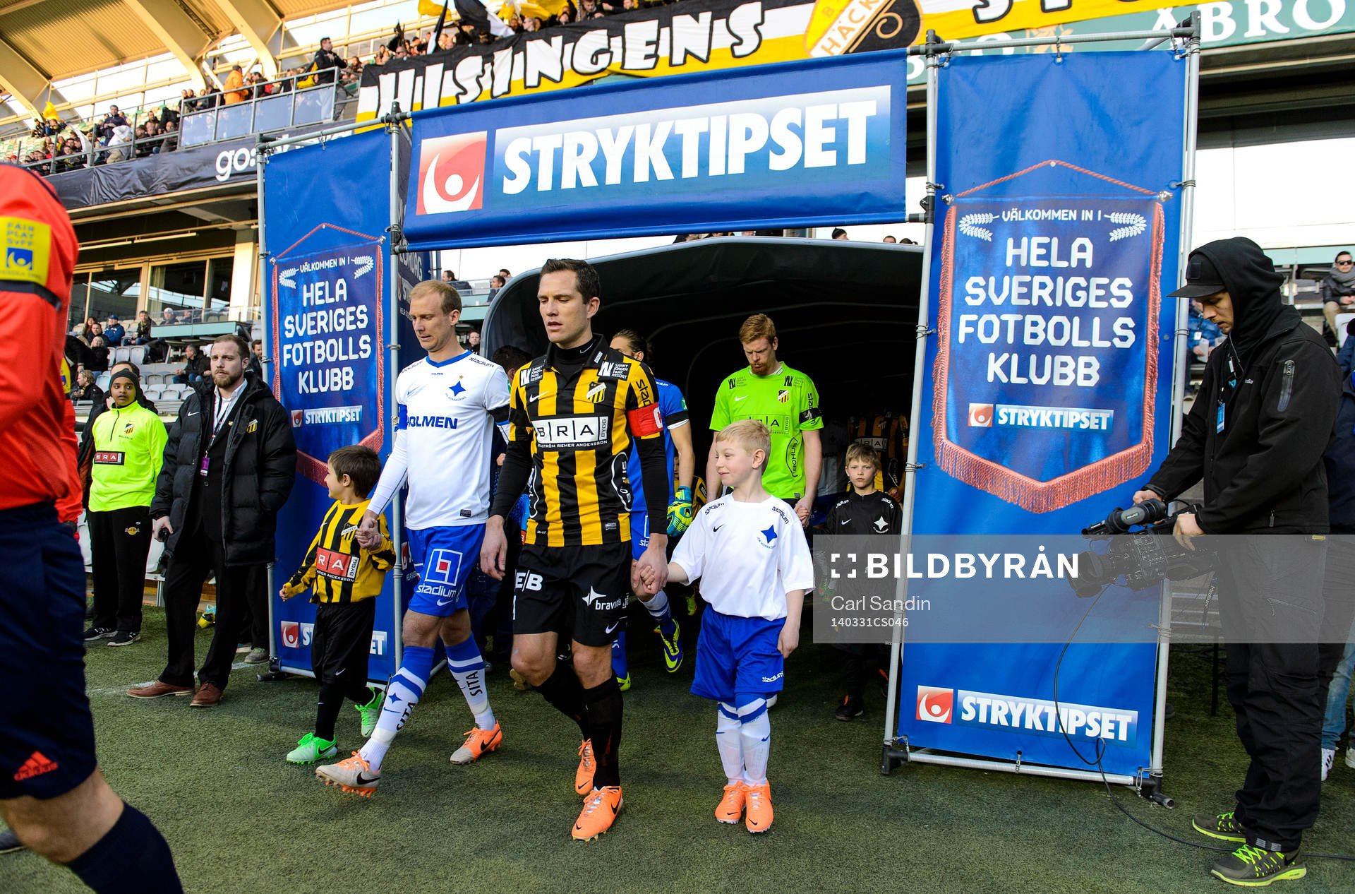 Lagen går in på planen innan fotbollsmatchen i