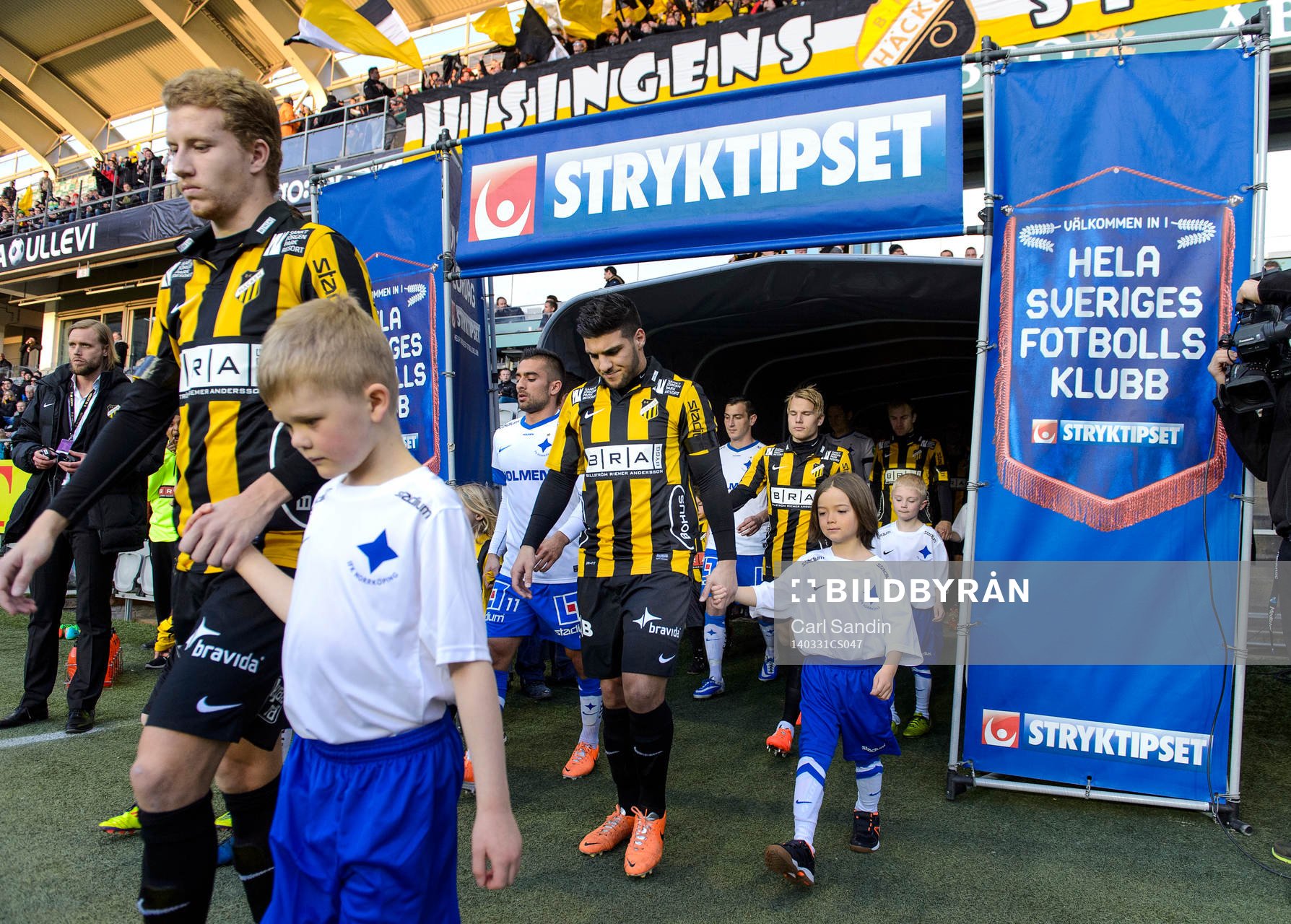 Lagen går in på planen innan fotbollsmatchen i