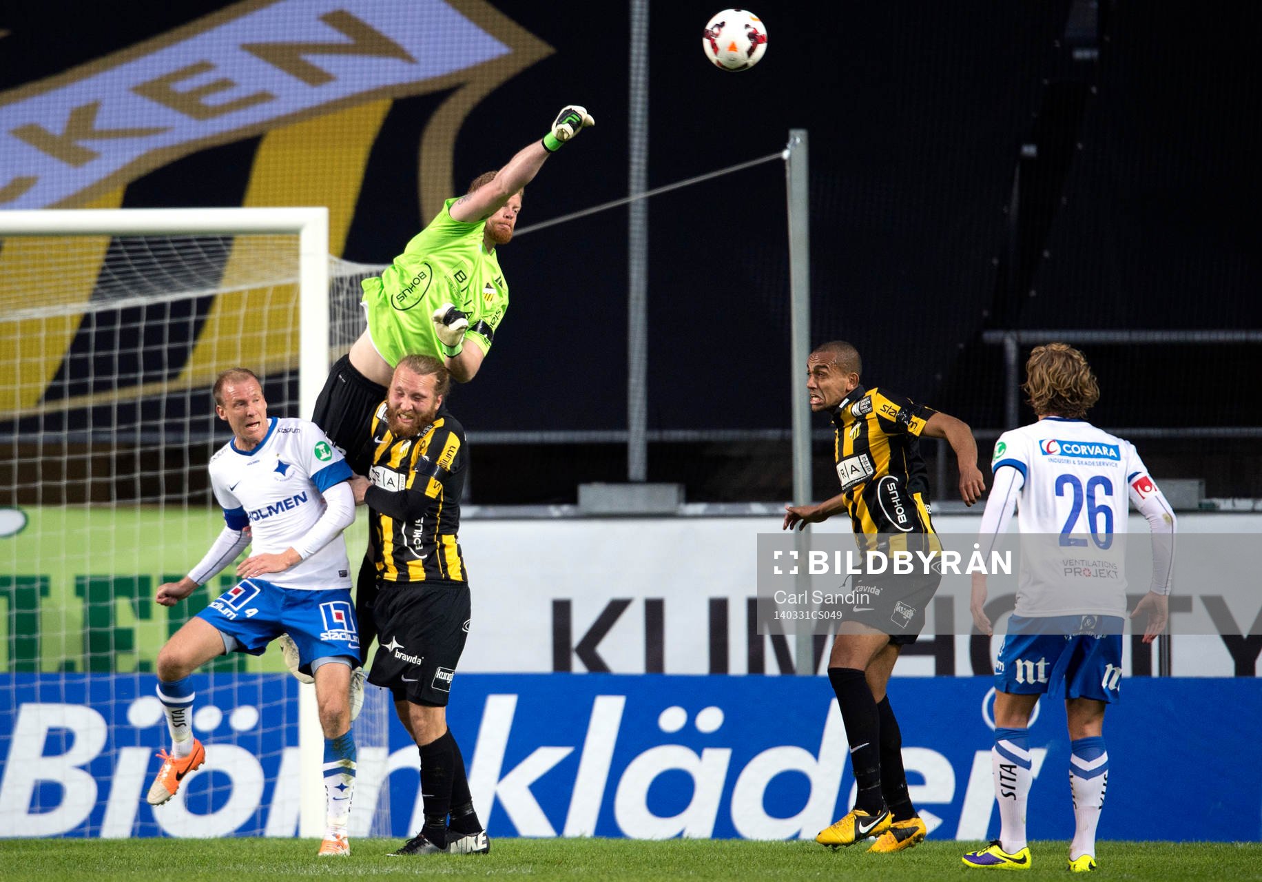 Häckens målvakt Christoffer Källqvist  boxar ut en boll