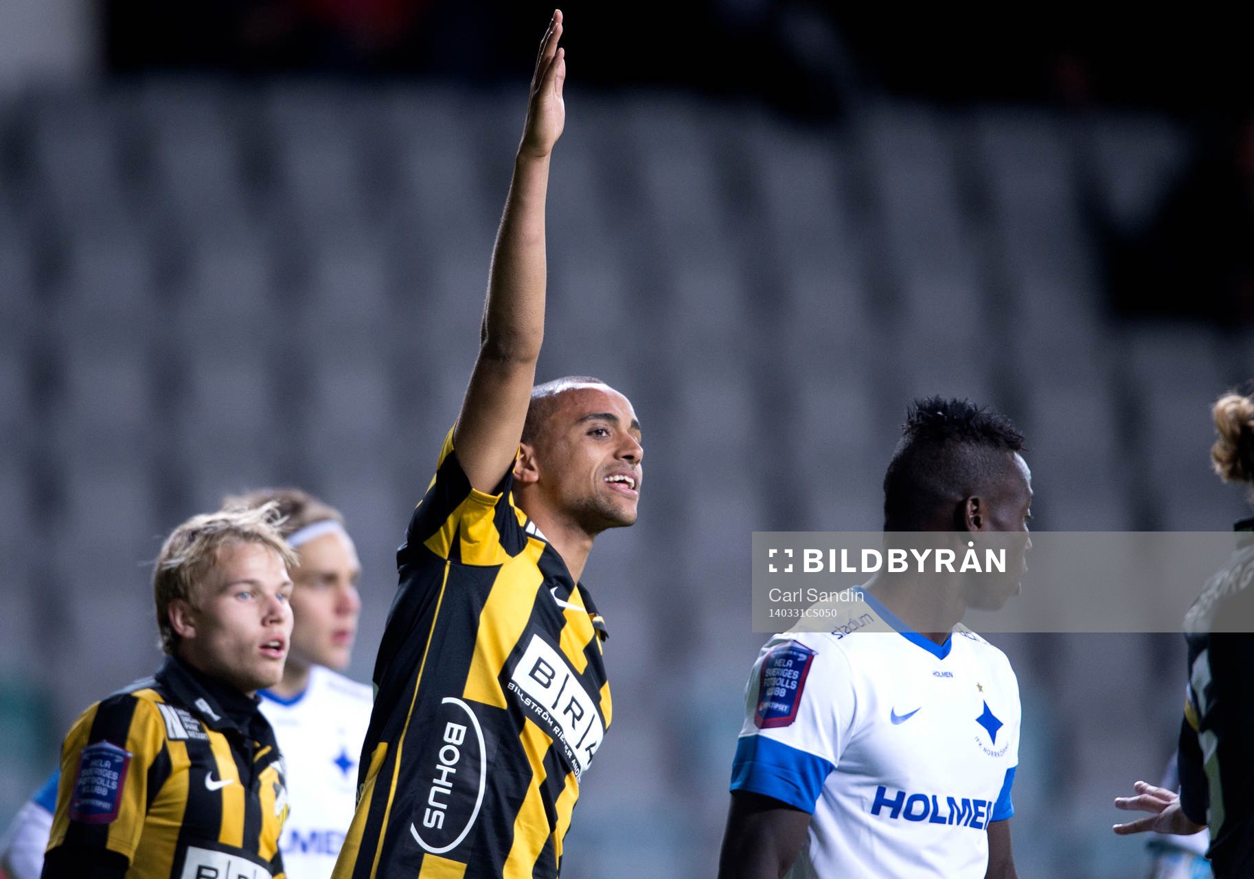 Häckens Walid Atta gestikulerar