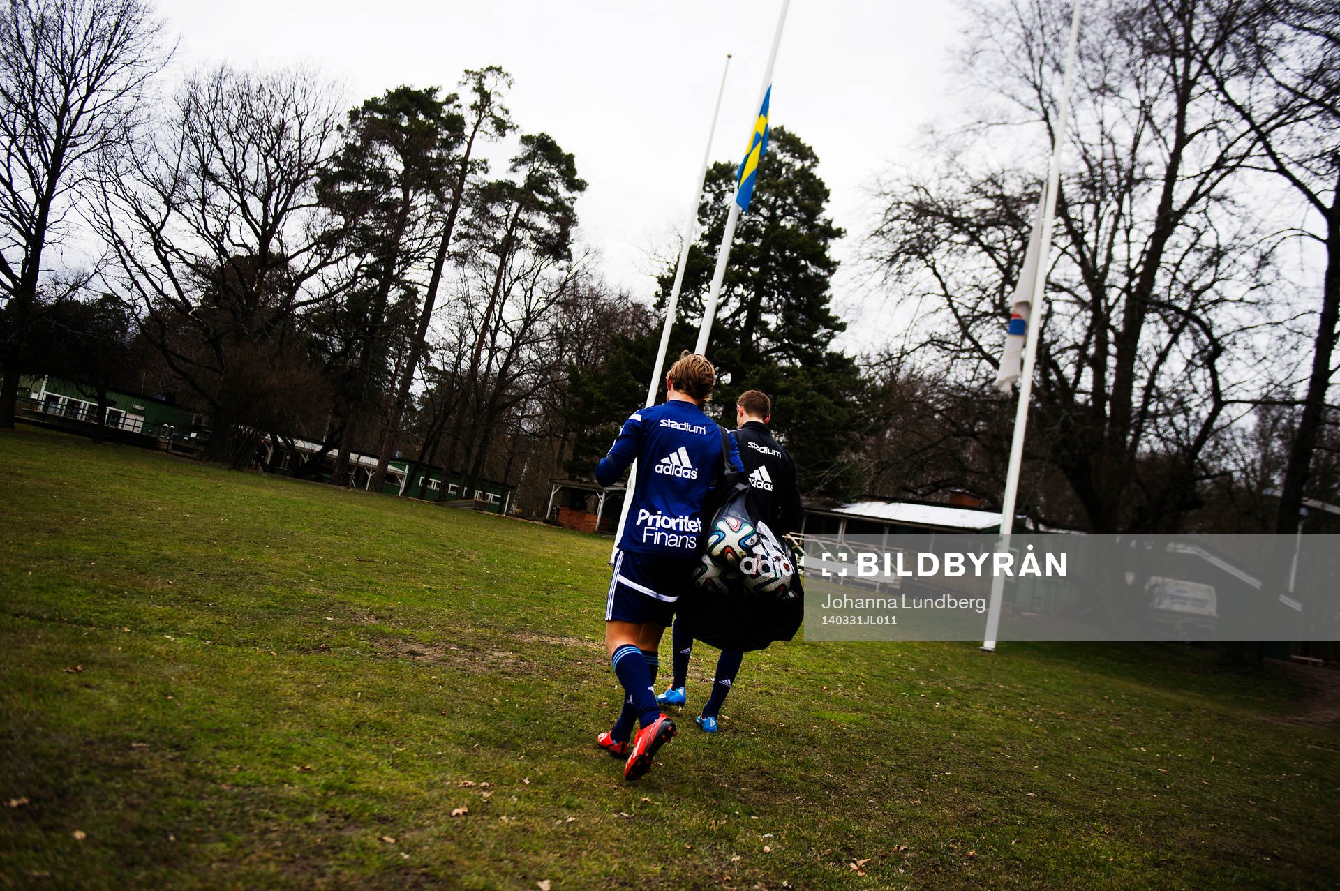 Djurgårdens spelare lämnar planen och en svensk flagga
