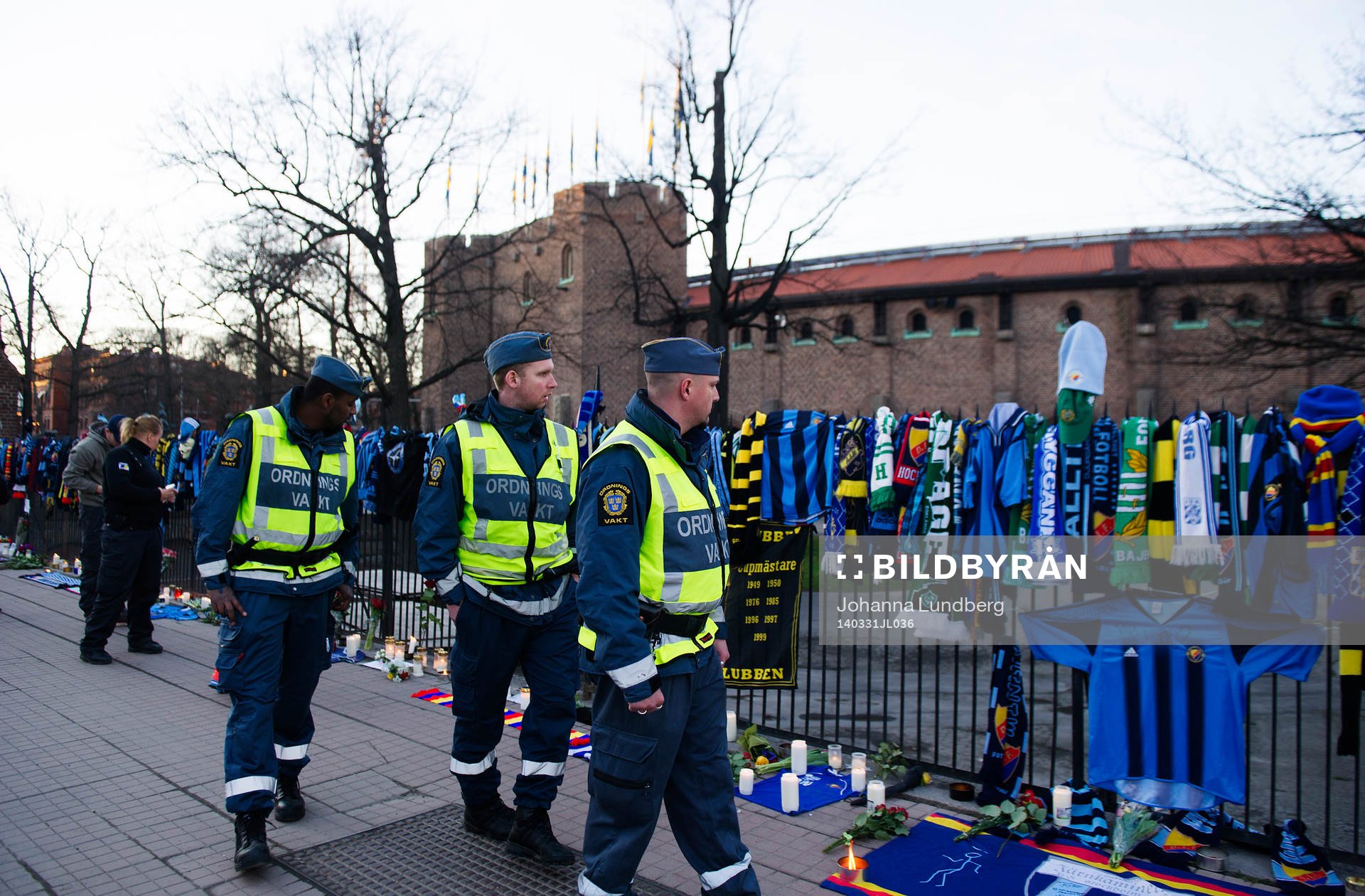 Minnen lämnade längs vägen under en minnesstund på Stockholms Stadion den 31 mars 2014 i Stockholm.