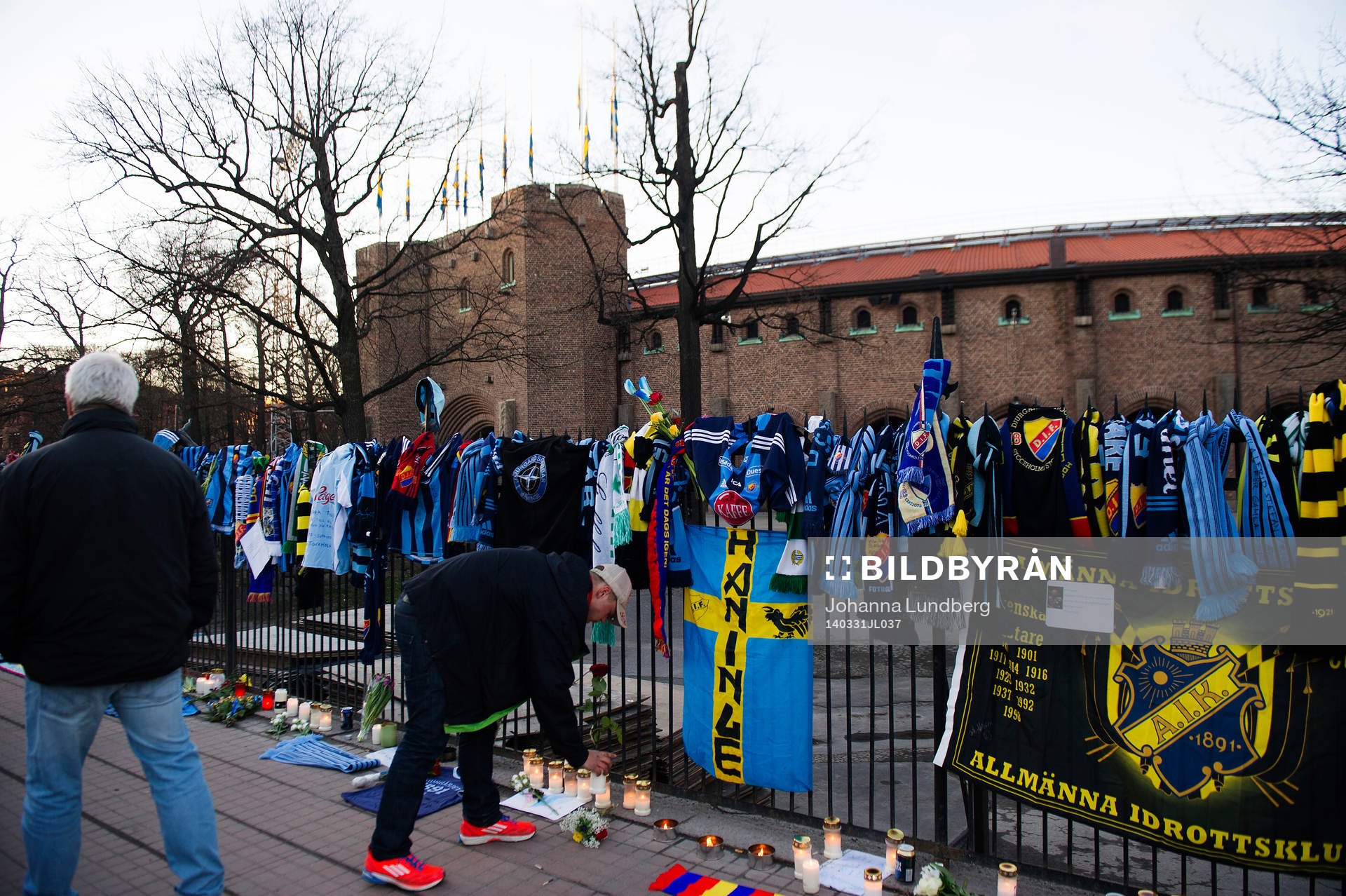 Minnen lämnade längs vägen under en minnesstund på Stockholms Stadion den 31 mars 2014 i Stockholm.
