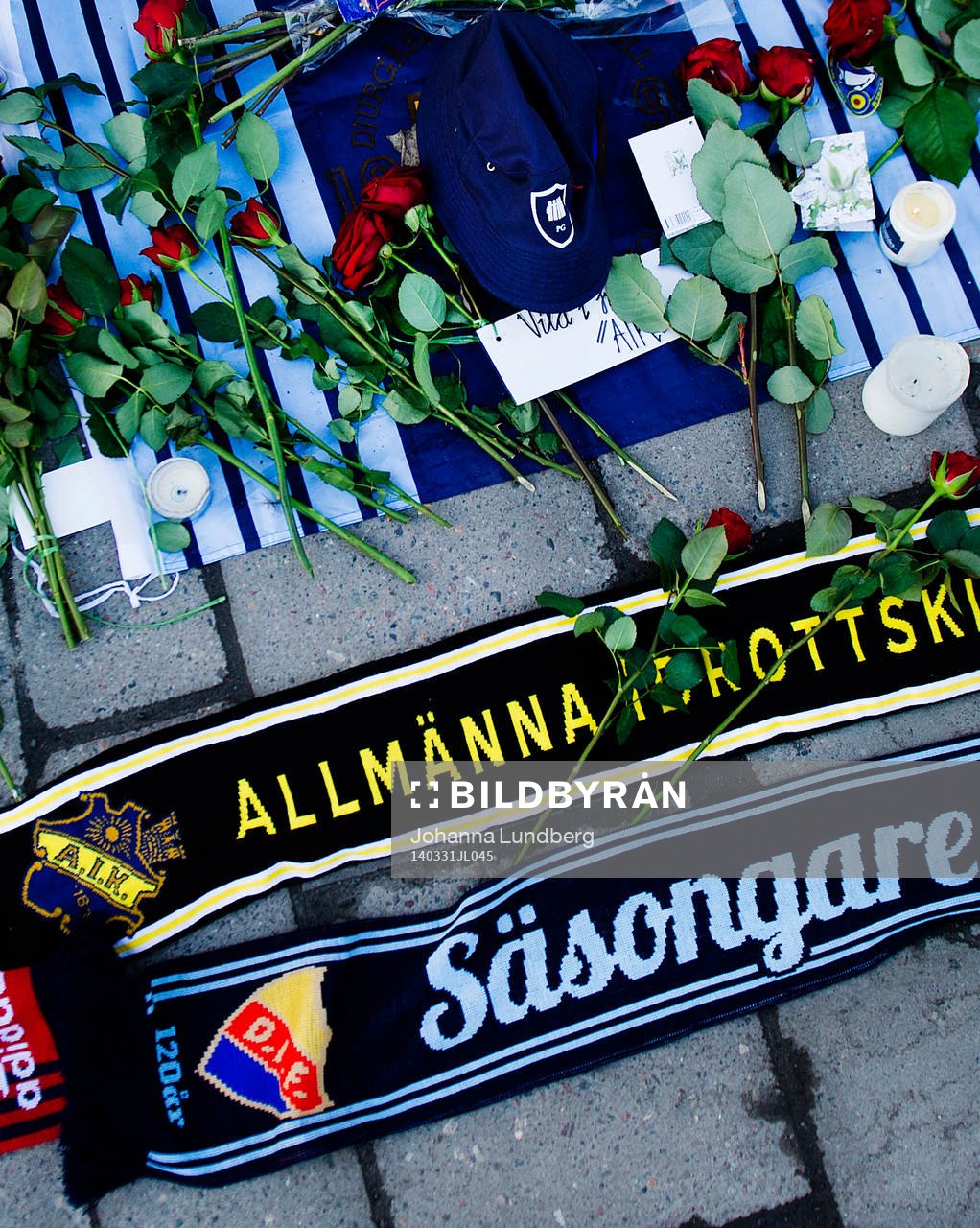En AIK halsduk bredvid en Djurgården halsduk
