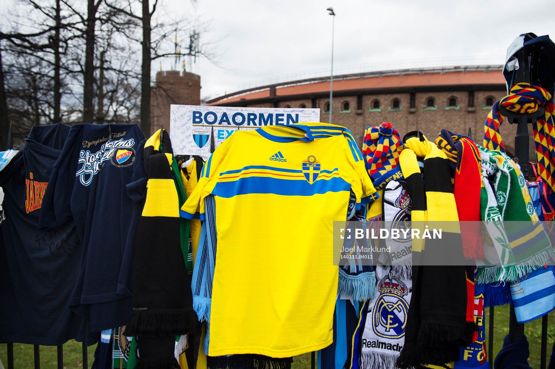Svenska Fotbollförbundets generalsekreterare Mikael Santoft och svenska fotbollandslagets förbundskapten Erik Hamrén (ej i bild) lade fram en svensk landslagströja utanför Stadion för att hedra den avlidne djurgårdssupportern Stefan Isaksson, den 31 mars 2014 i Stockholm.