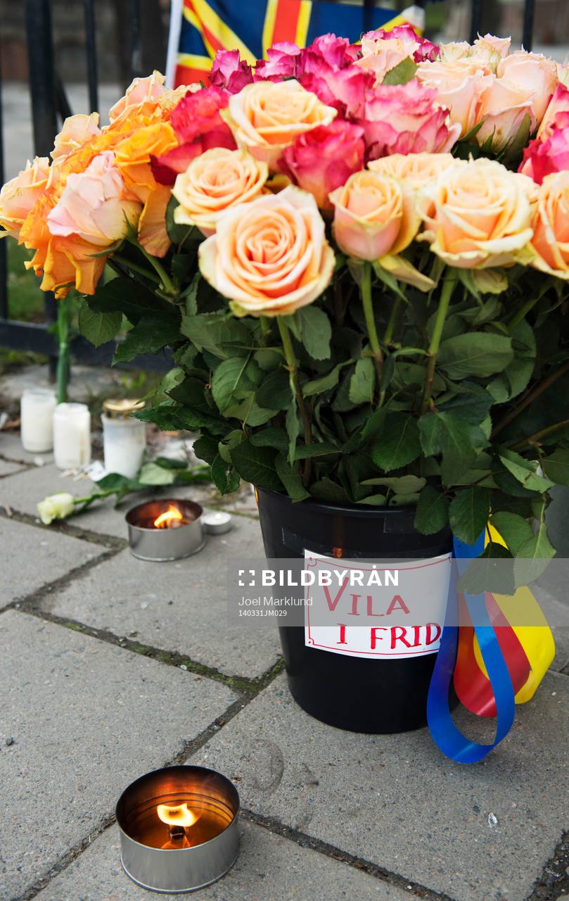 Blommor har lagts fram av för att hedra