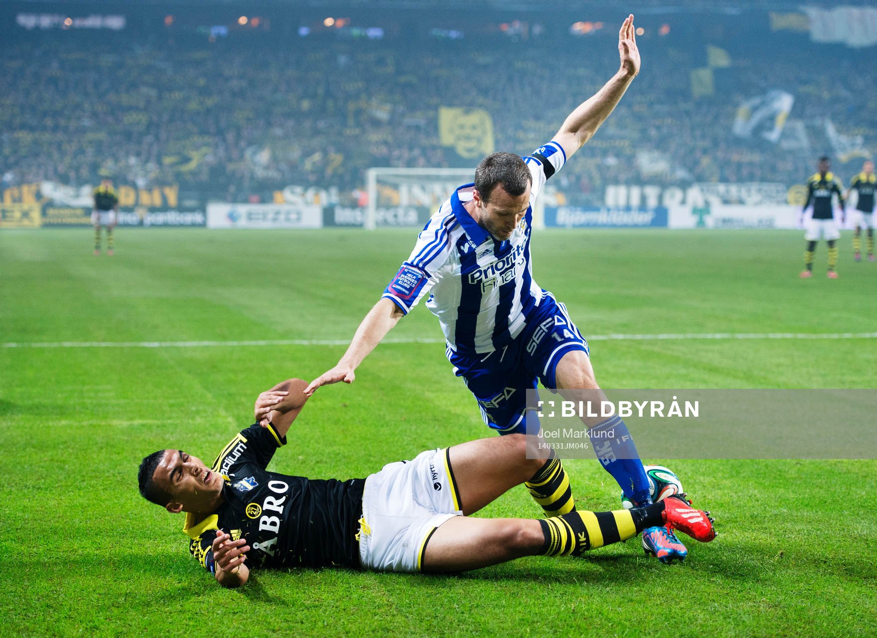s Nabil Bahoui stoppas i straffområdet av IFK Göteborgs