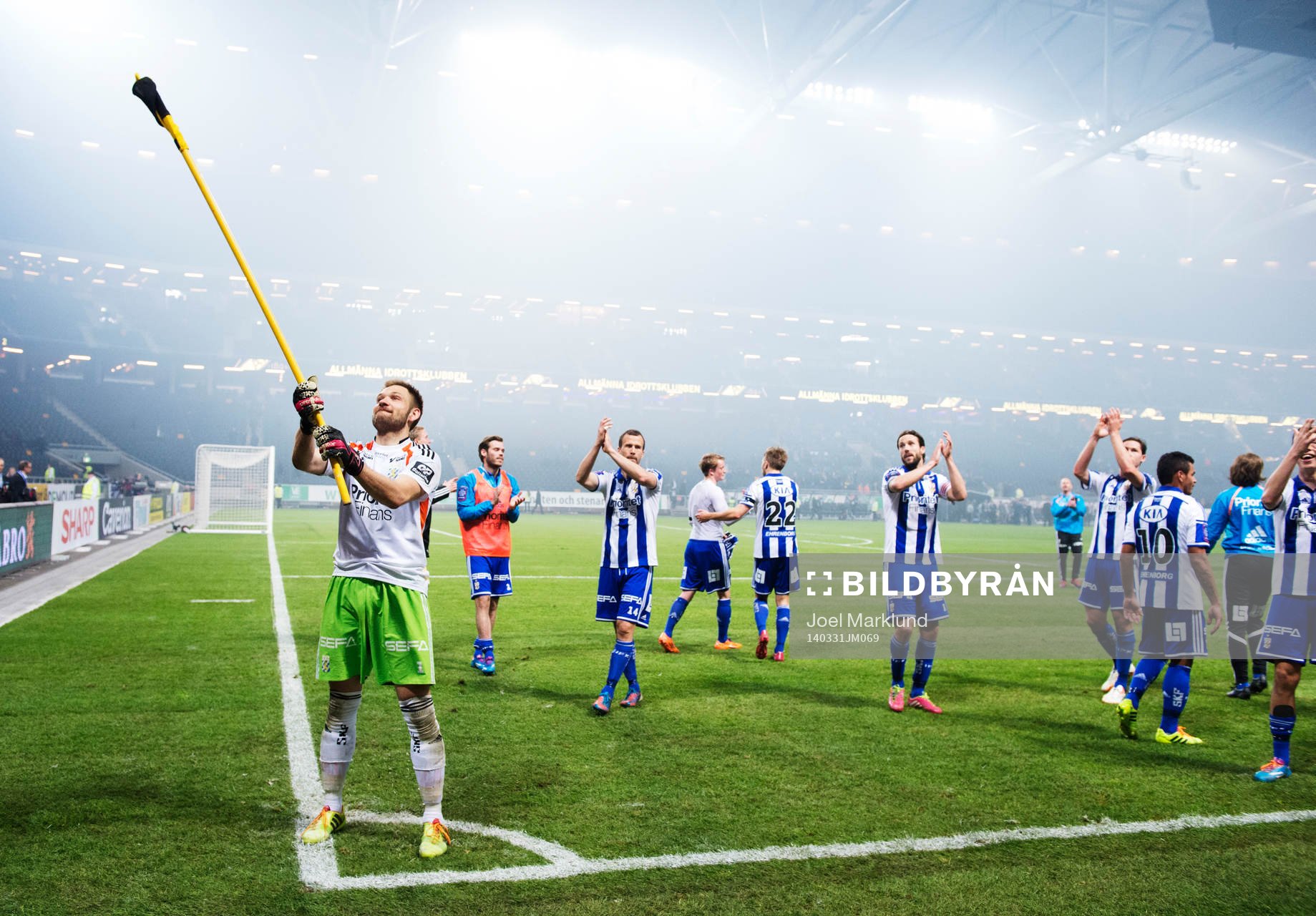 IFK Göteborgs målvakt John Alvbåge jublar
