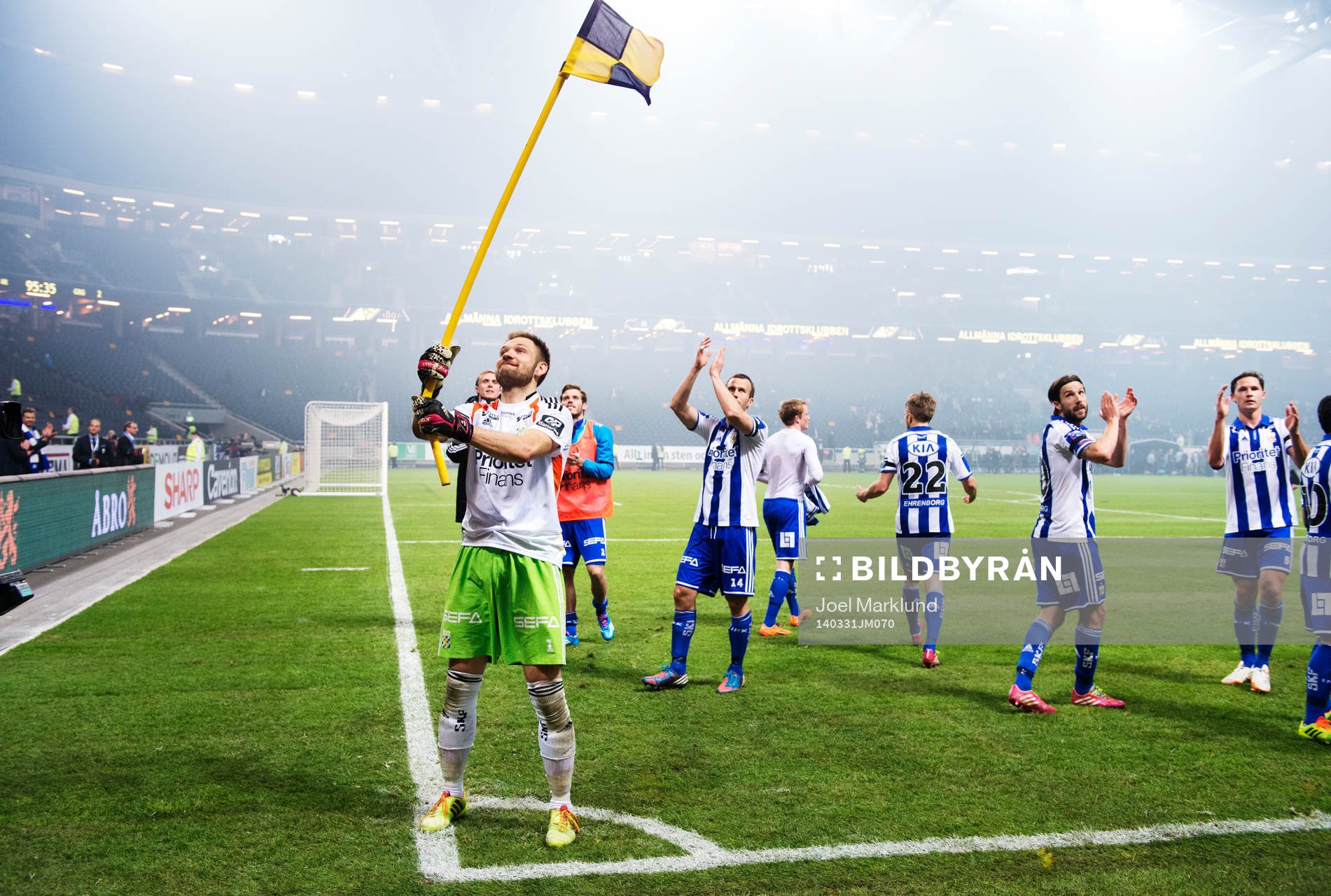 IFK Göteborgs målvakt John Alvbåge jublar