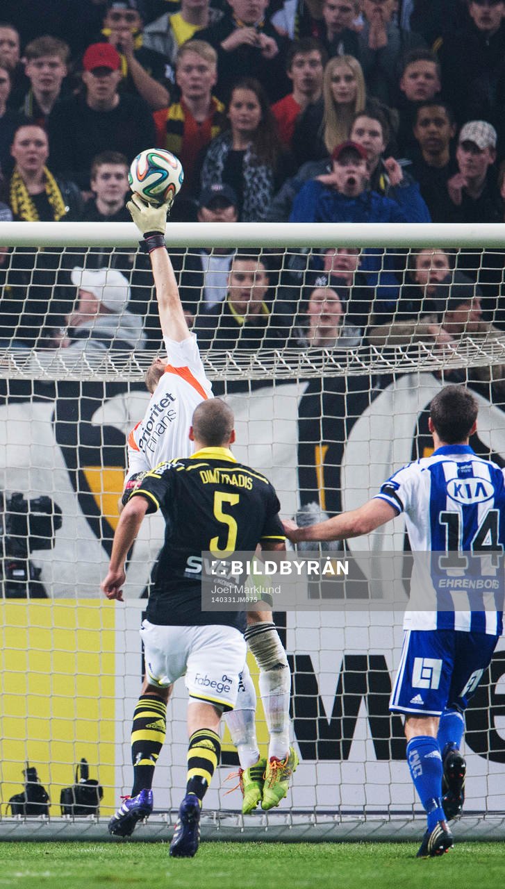IFK Göteborgs målvakt John Alvbåge räddar ett skott