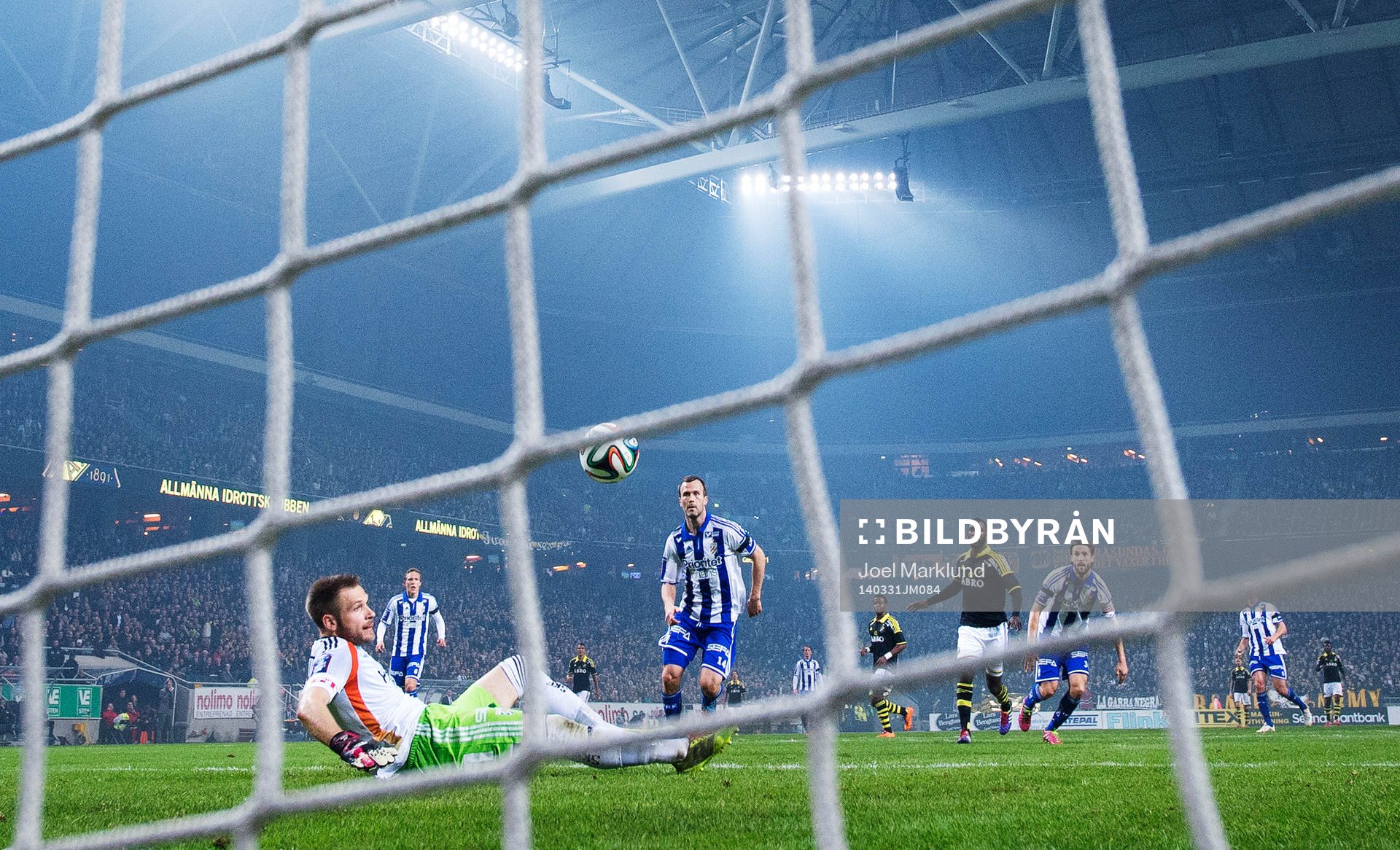 IFK Göteborgs målvakt John Alvbåge räddar ett skott