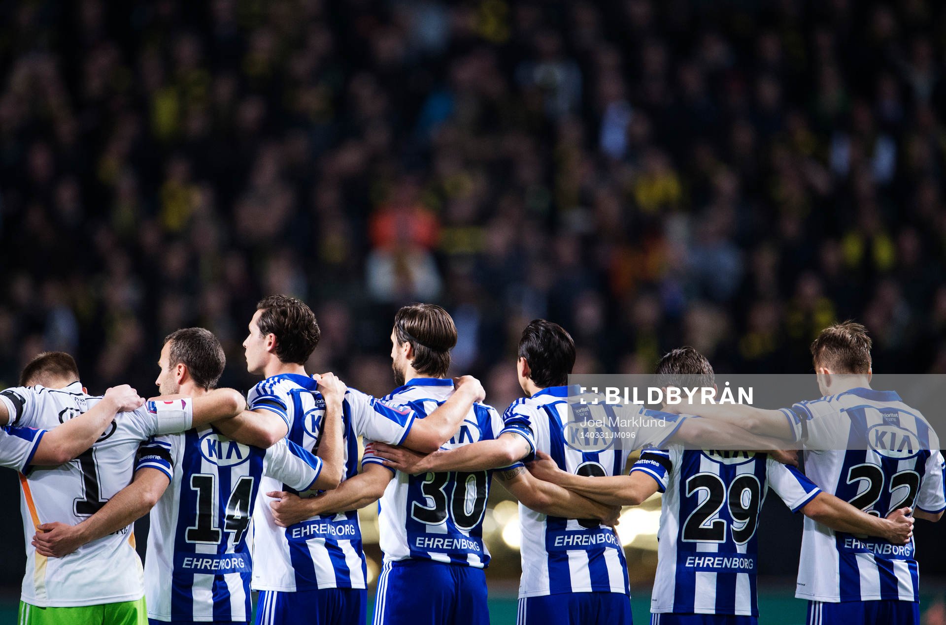 IFK Göteborgs spelare är samlade för en tyst minut för