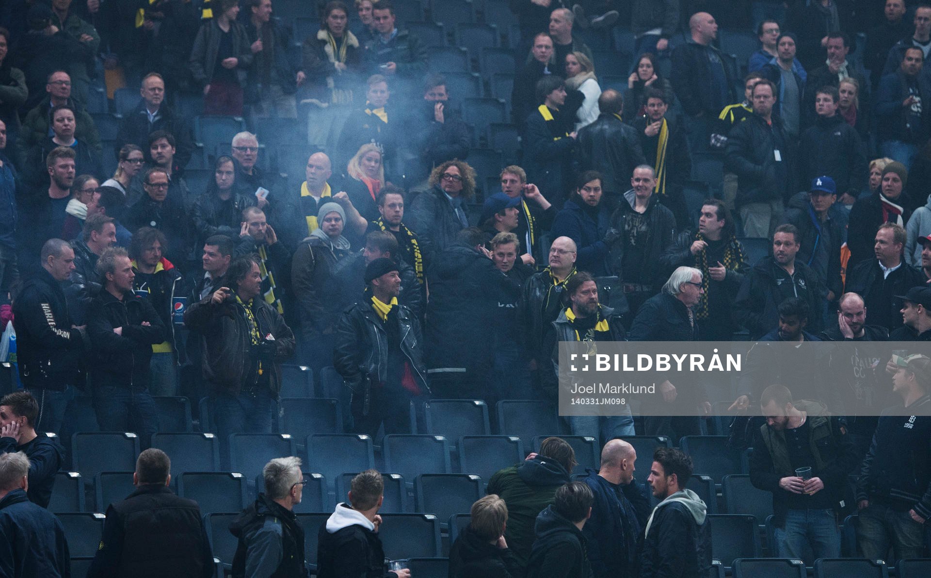 Ett knallskott smäller av på en AIK-läktare
