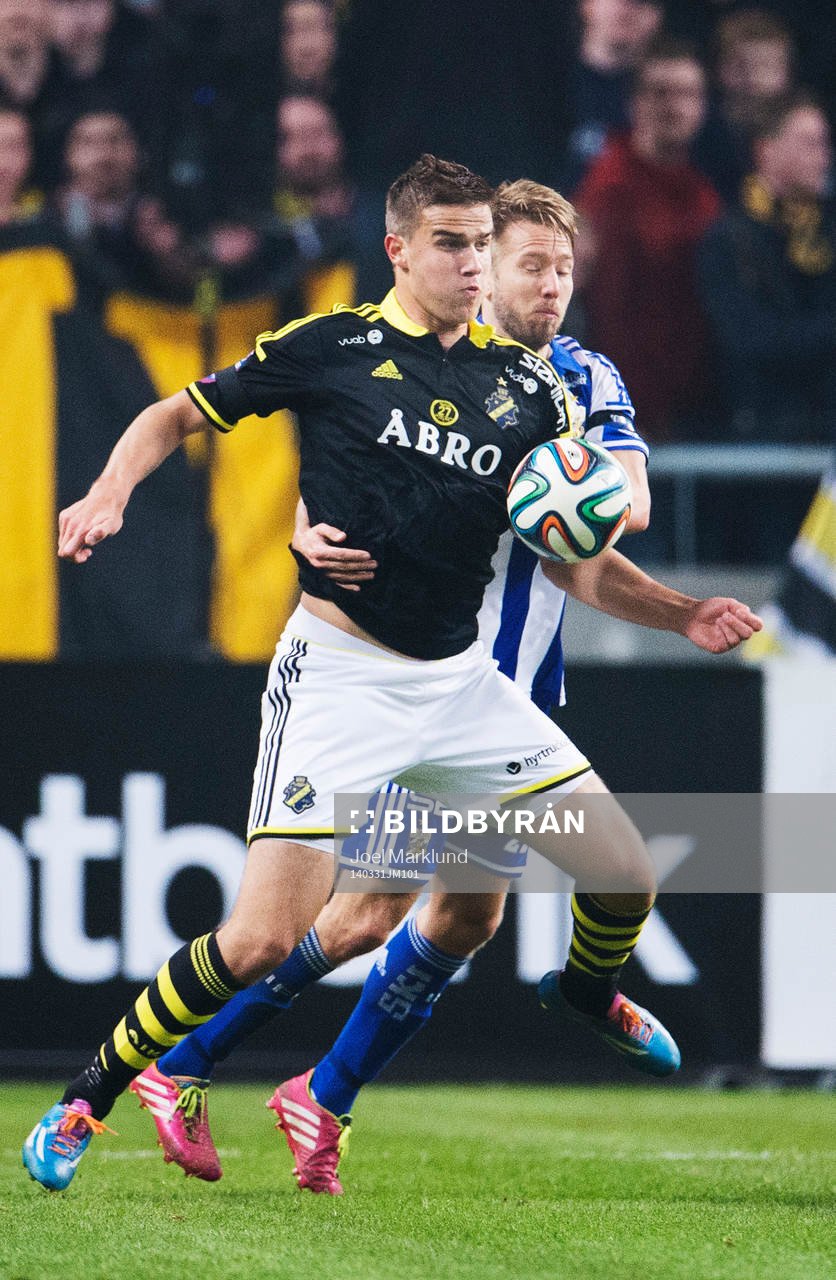 s Eero Markkanen utmanar IFK Göteborgs Adam Johansson