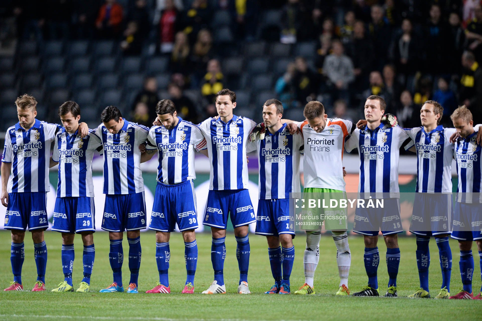 IFK Göteborgs spelare i en tyst minut innan