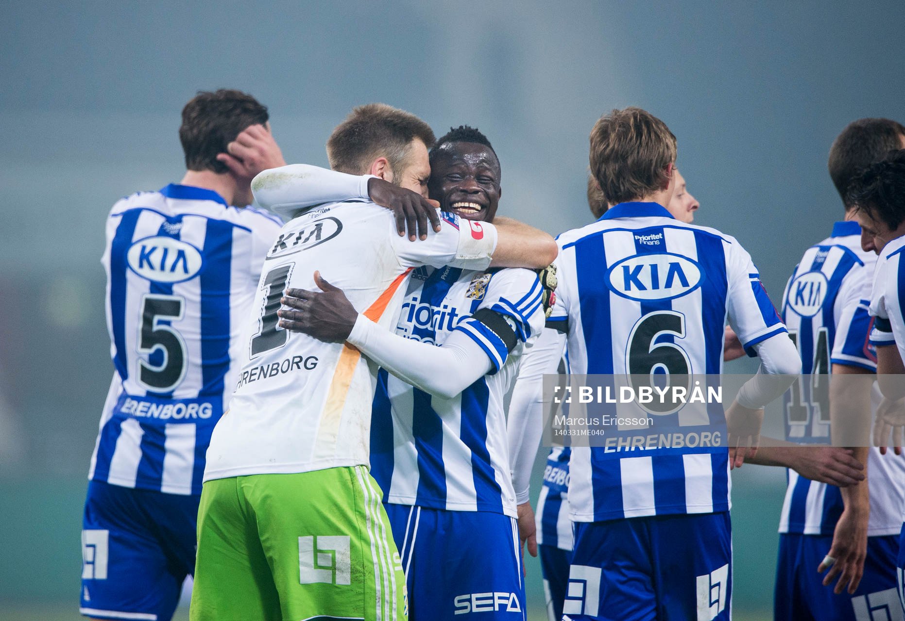 IFK Göteborgs målvakt John Alvbåge kramar om Malick