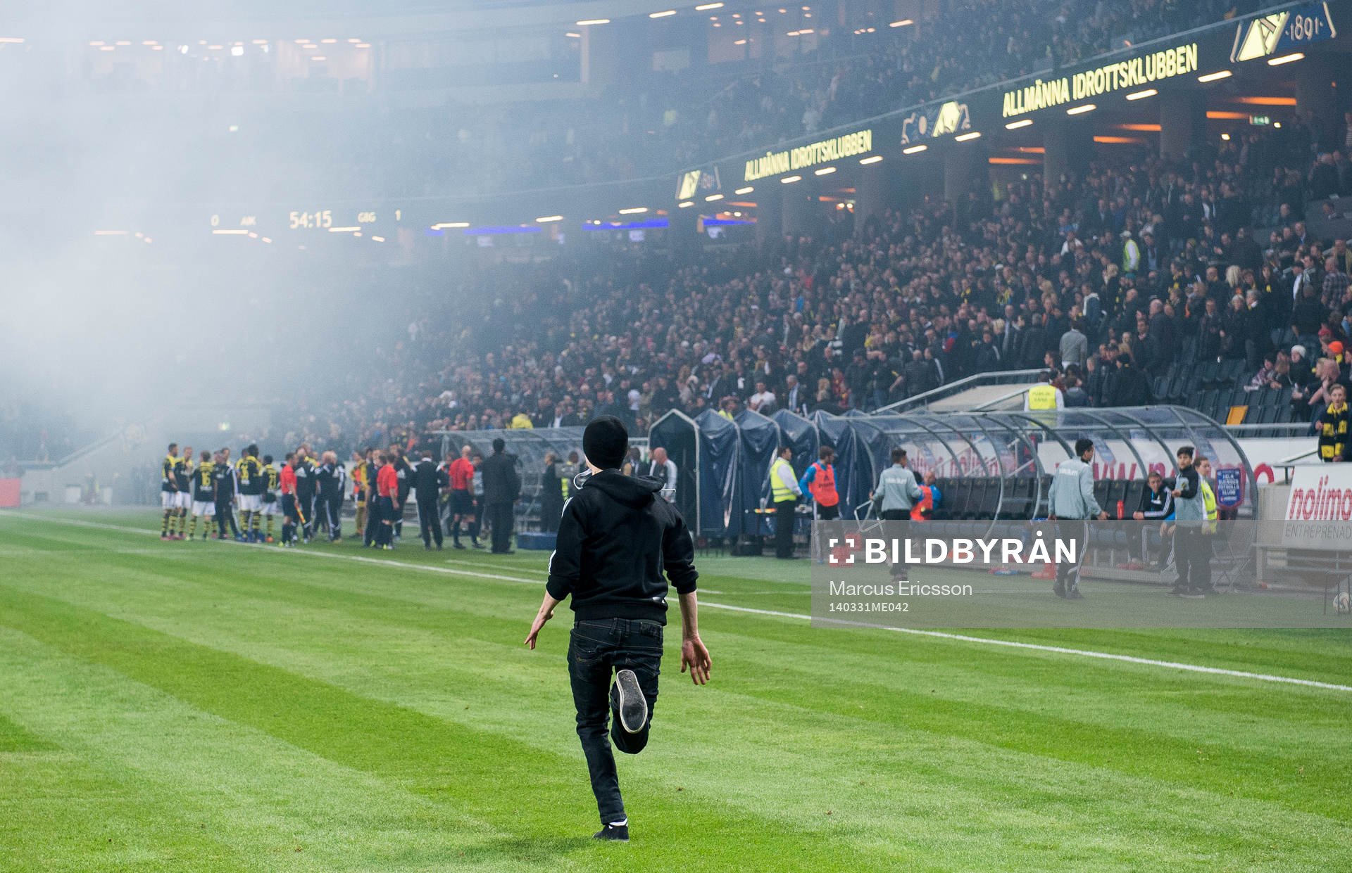 En AIK supporter springer in på planen