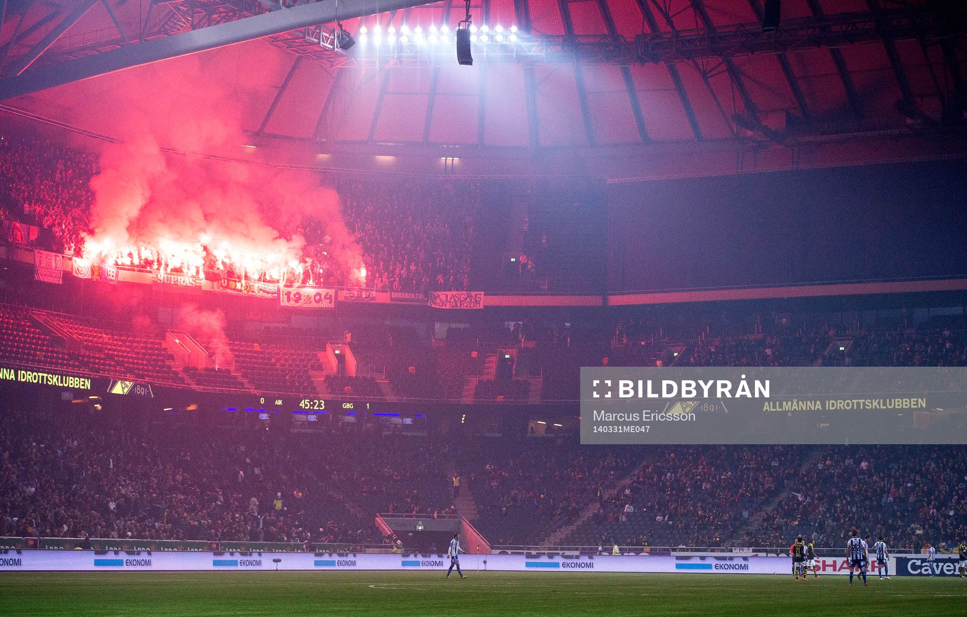 IFK Göteborgs supportrar tänder bengaler som sedan kastas