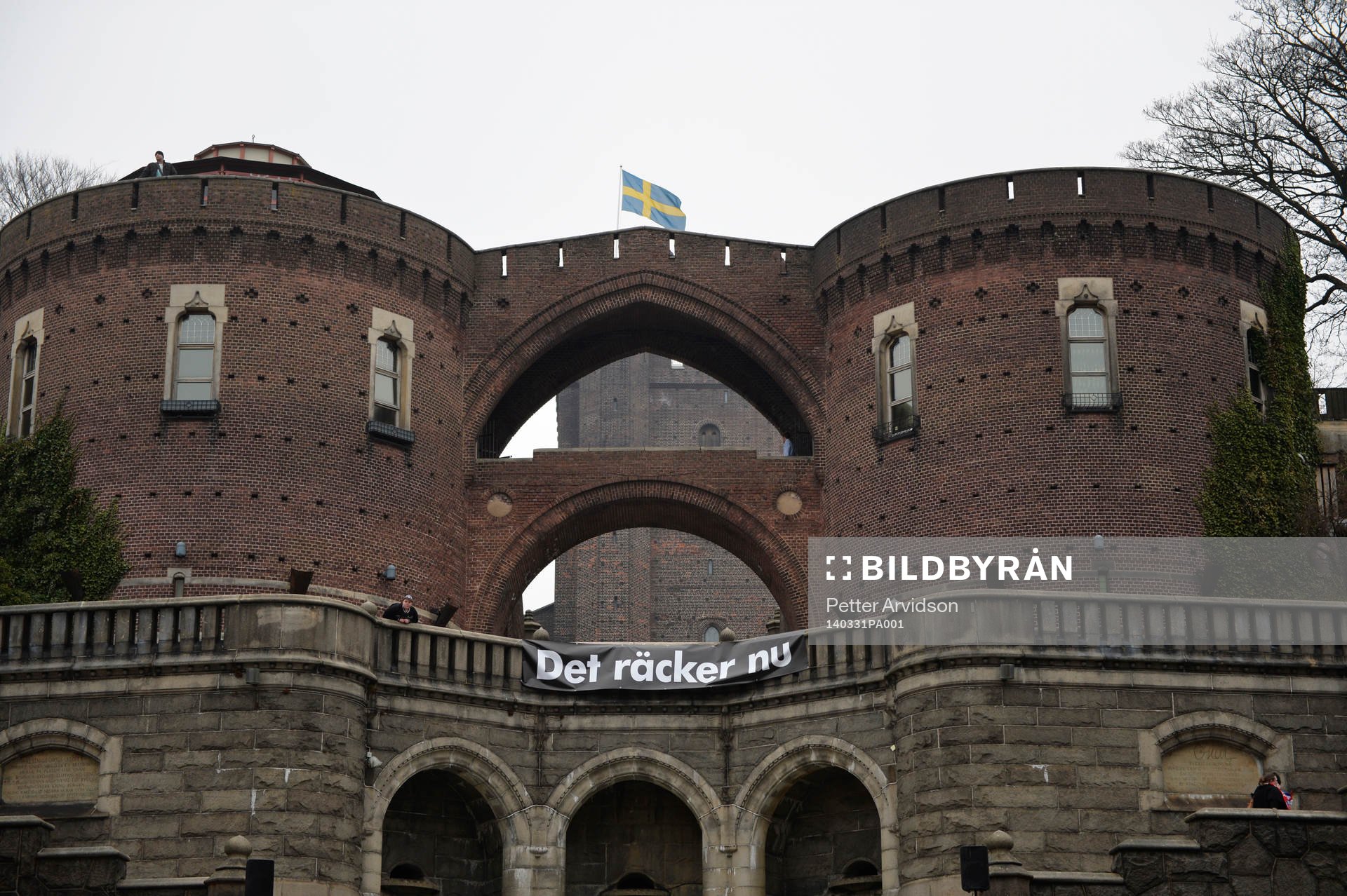 En banderoll med texten Det Räcker Nu Manifestation på