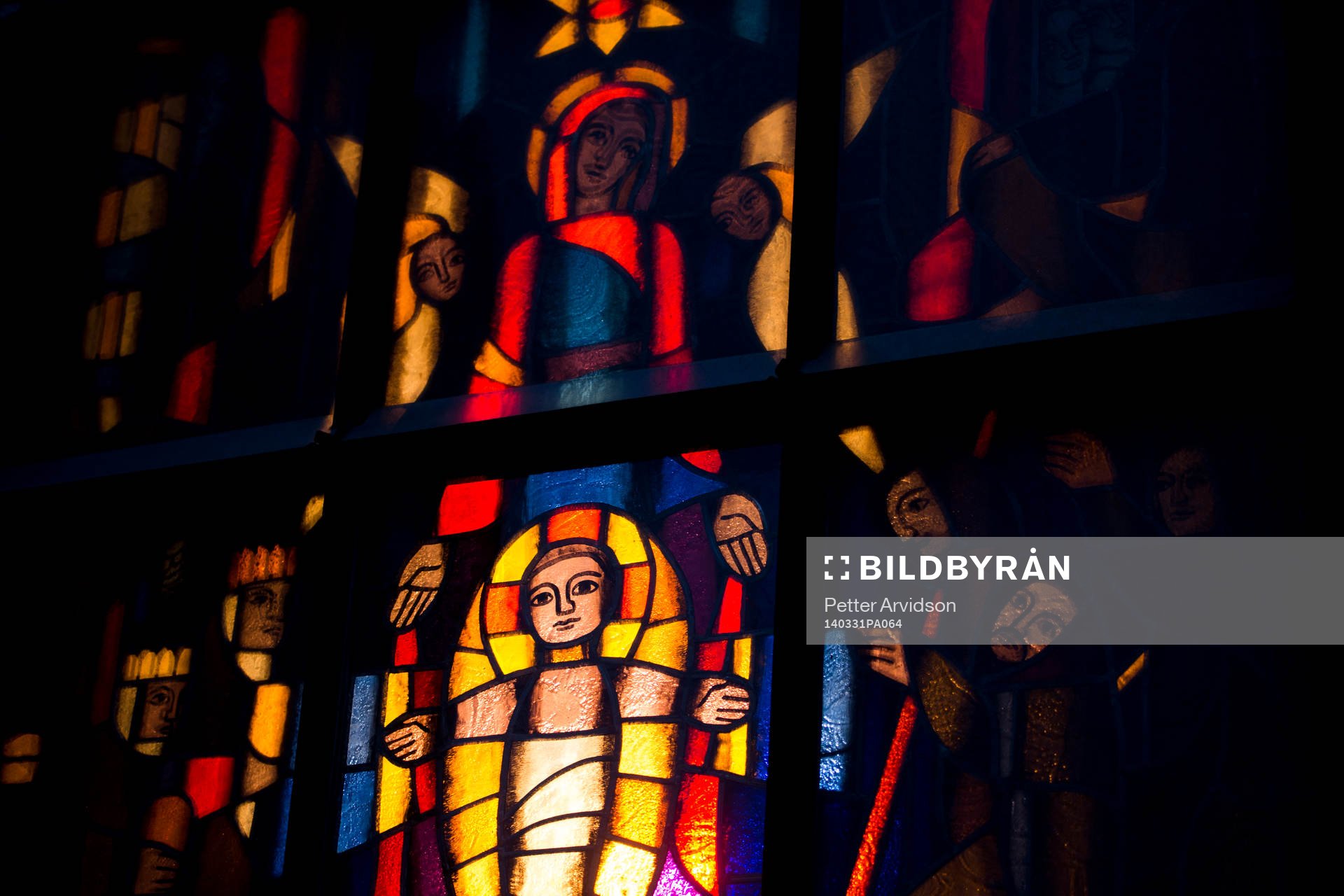 Målade fönster på en kyrka intill