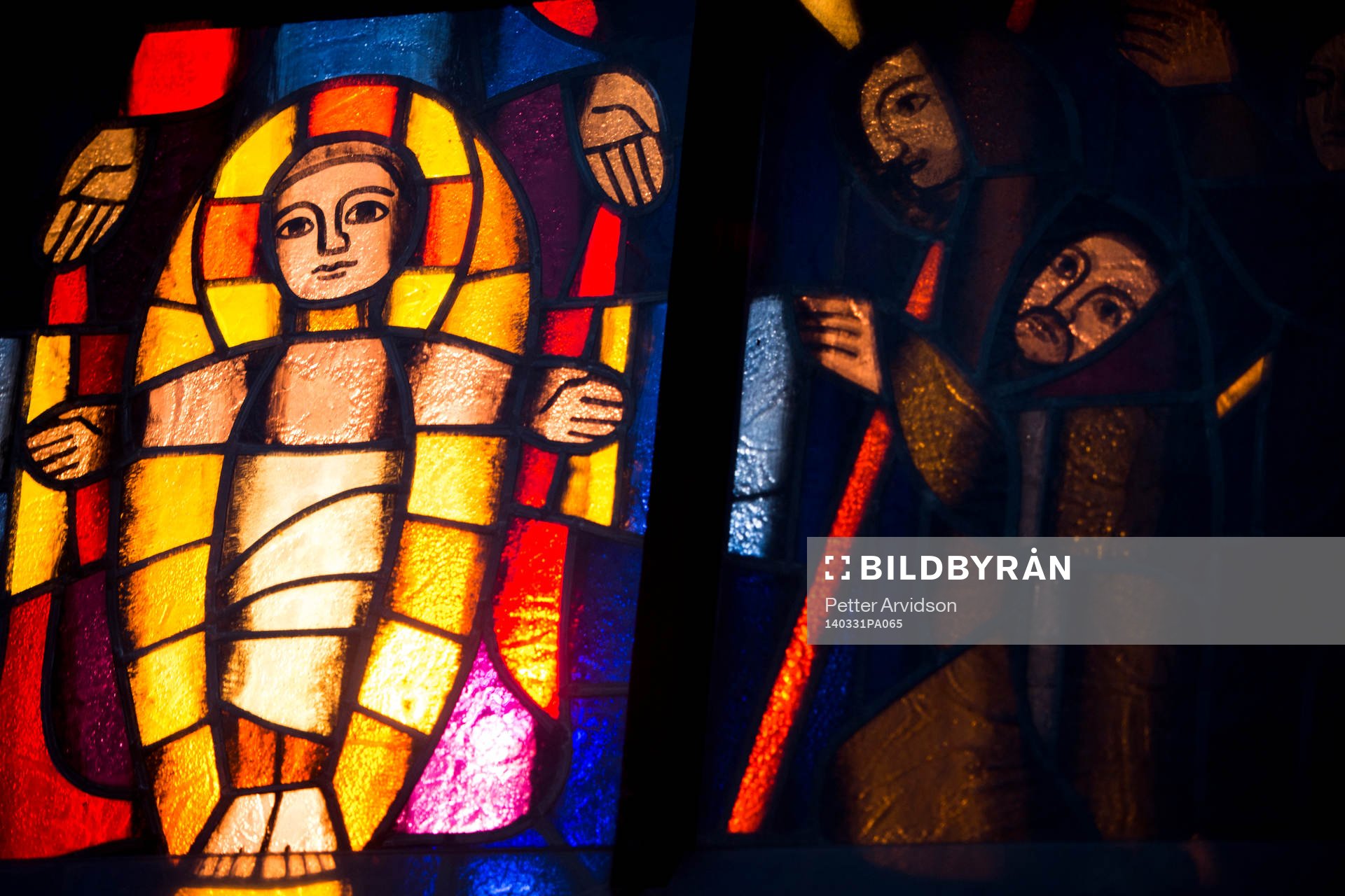 Målade fönster på en kyrka intill