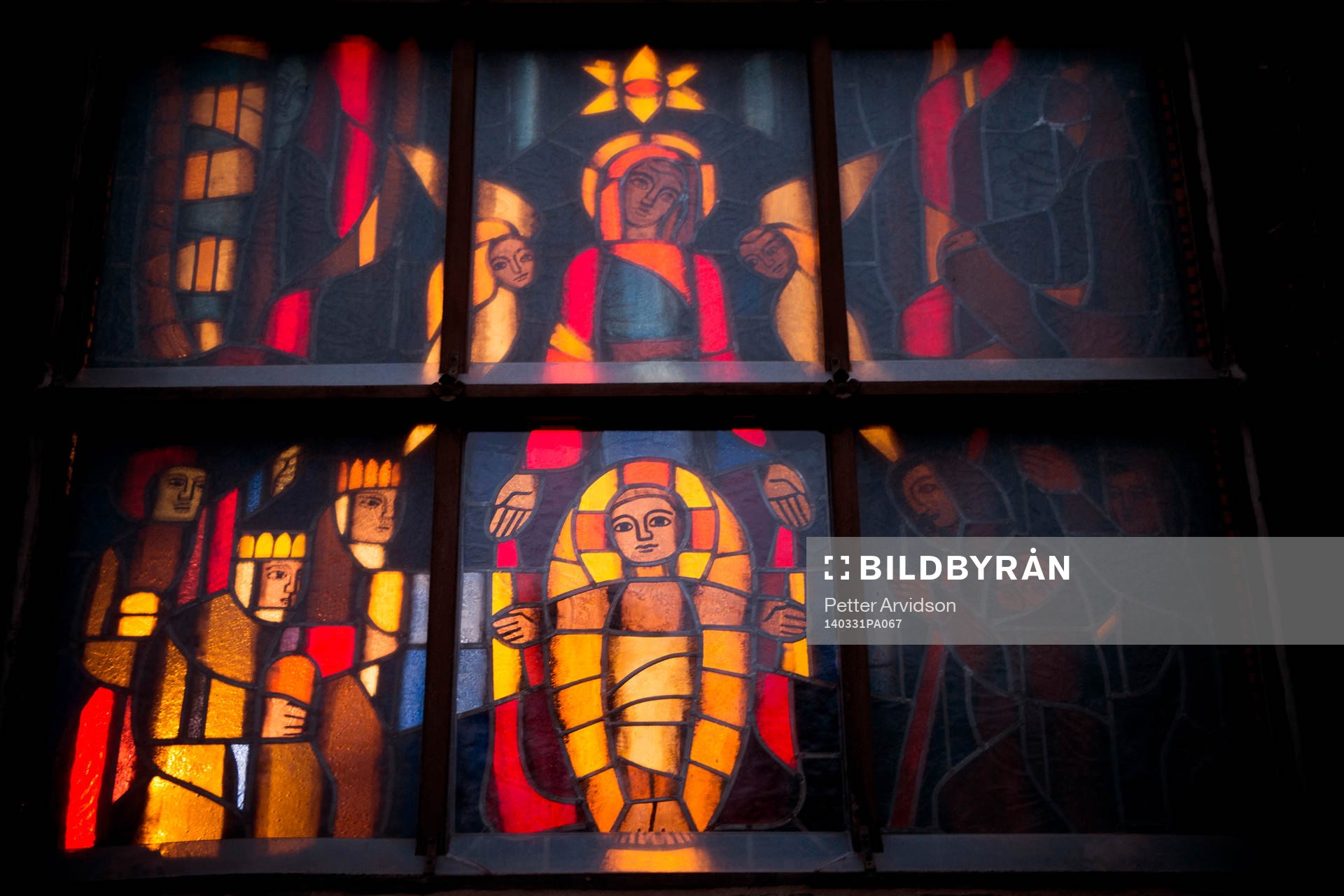 Målade fönster på en kyrka intill