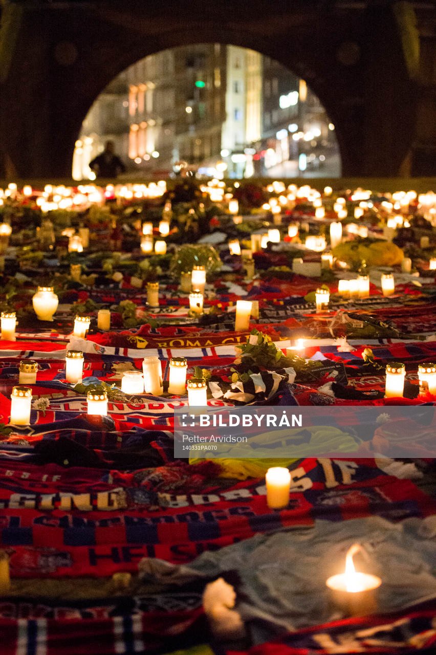 Hundratals tända ljus, halsdukar och tröjor ligger utlagda på mordplatsen efter den manifestation som ägde rum på Stortorget i Helsingborg mot fotbollsvåldet för att hedra den avlidne djurgårdssupportern Stefan Isaksson den 31 mars 2014 i Helsingborg.