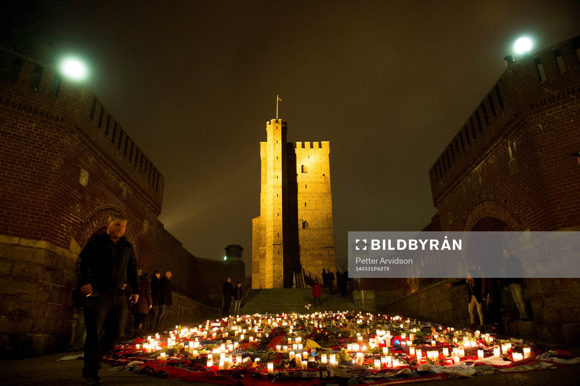Hundratals tända ljus, halsdukar och tröjor ligger utlagda på mordplatsen efter den manifestation som ägde rum på Stortorget i Helsingborg mot fotbollsvåldet för att hedra den avlidne djurgårdssupportern Stefan Isaksson den 31 mars 2014 i Helsingborg.
